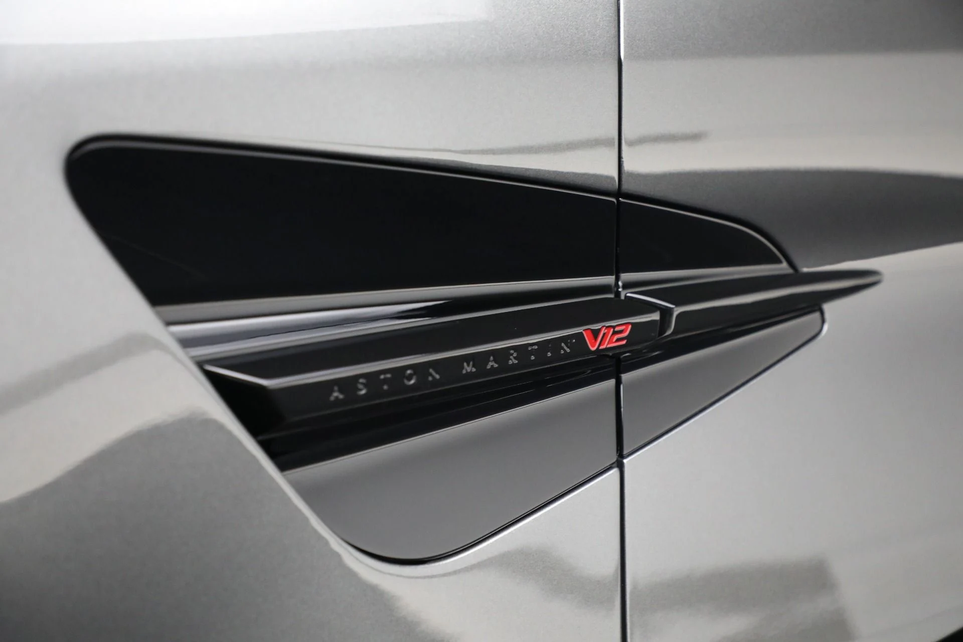 mph032_2995763192_New_2025_Aston_Martin_Vanquish_e655f39960