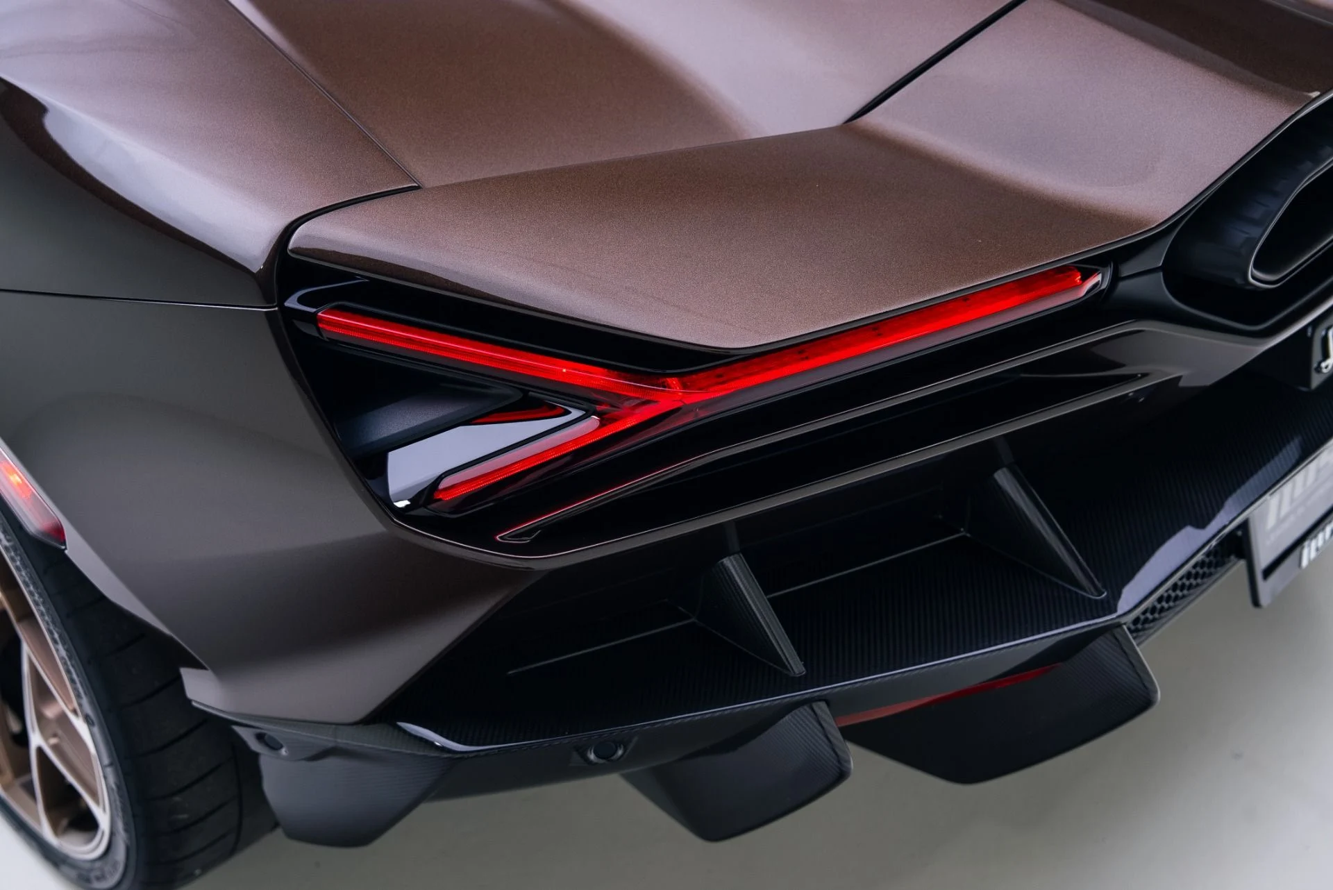 mph032_2997382304_Used_2025_Lamborghini_Revuelto_1764978573_05c2949d78