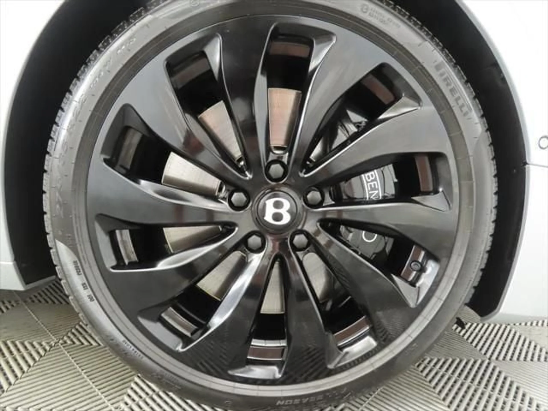 mph032_3009376338_used_2025_bentley_flying_spur_blackeditionsedan_8119_23021249_33_640_f316c9e848