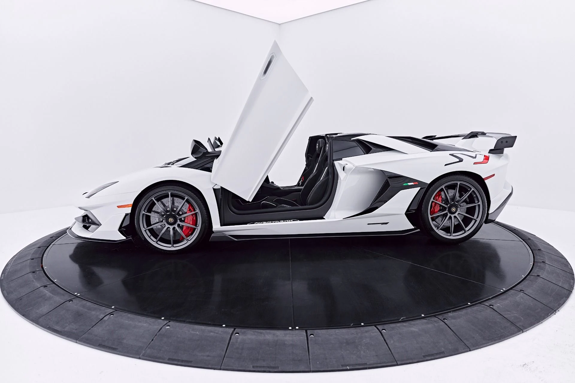 mph032_3041910189_Used_2021_Lamborghini_Aventador_SVJ_Base_1784080196_d23cb0982a