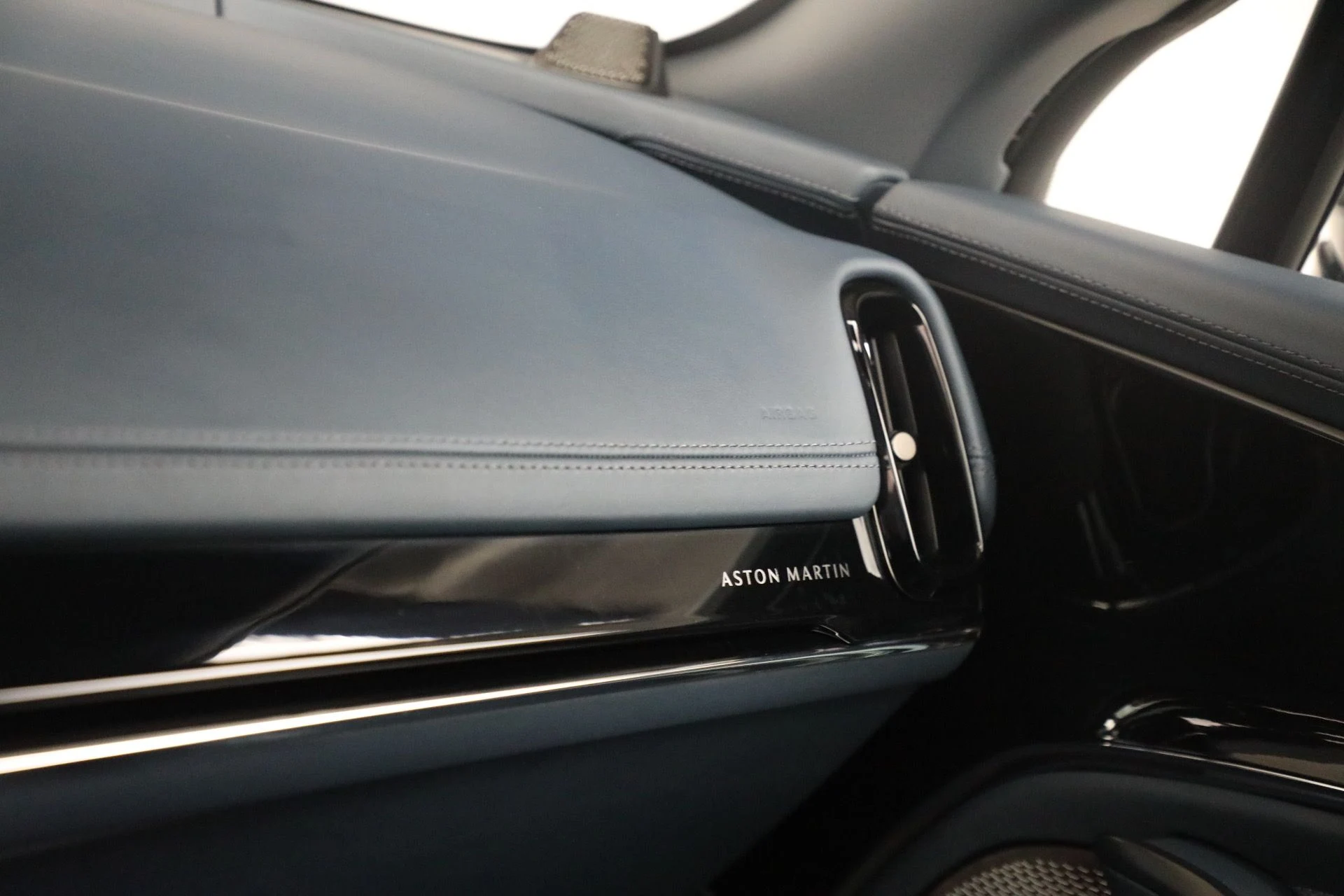 mph032_3048718290_New_2025_Aston_Martin_DBX_707_1762018753_64b03c6d0c