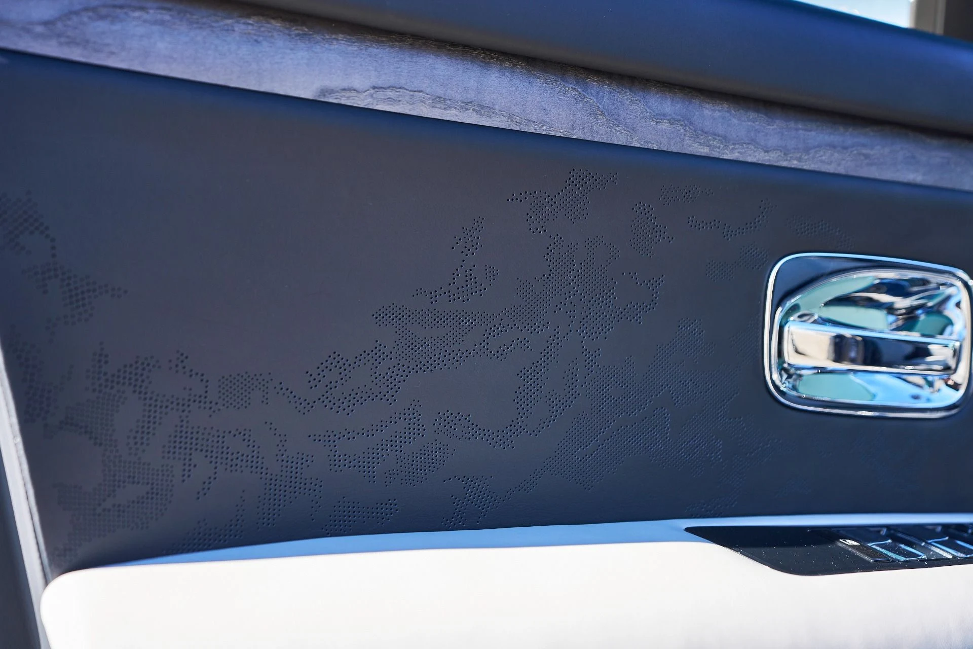 mph032_3049854746_Used_2025_Rolls_Royce_Ghost_Base_1765592194_eac3ddd00c