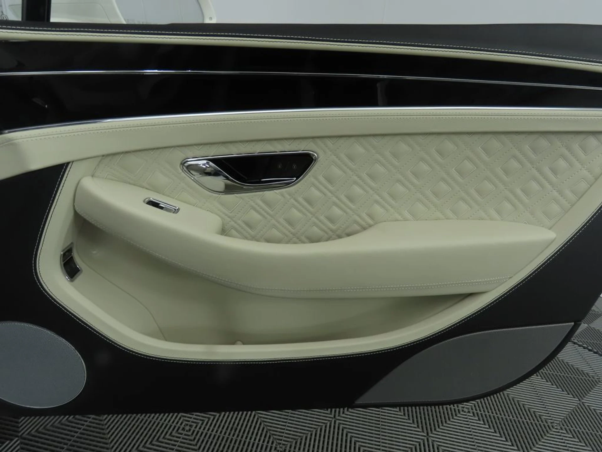 mph032_3055104043_used_2022_bentley_continental_gtmullinerconvertible_8119_22908065_33_1024_cca206665c