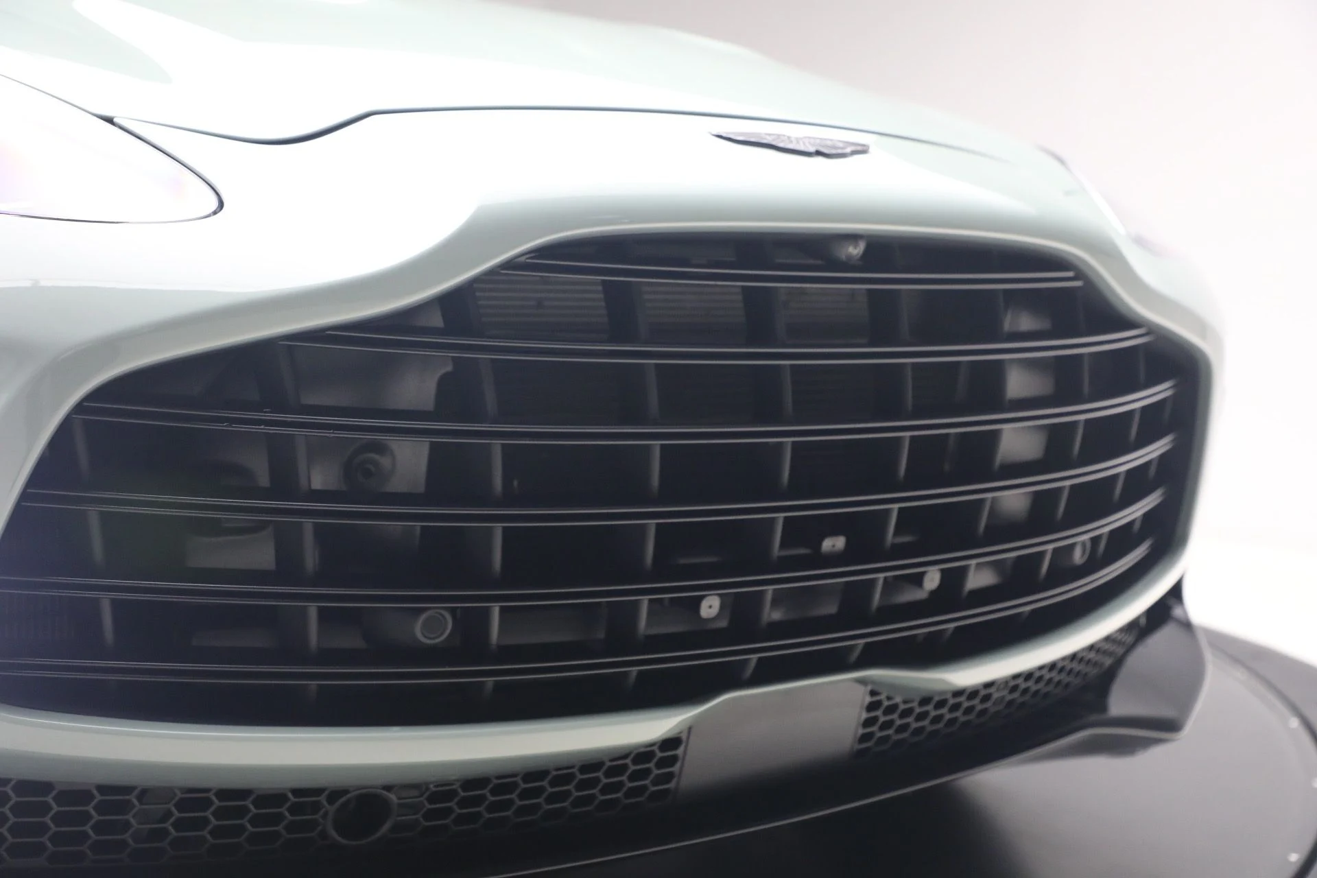 mph032_3057005576_Used_2025_Aston_Martin_DBX_707_1782571135_3aa356e766