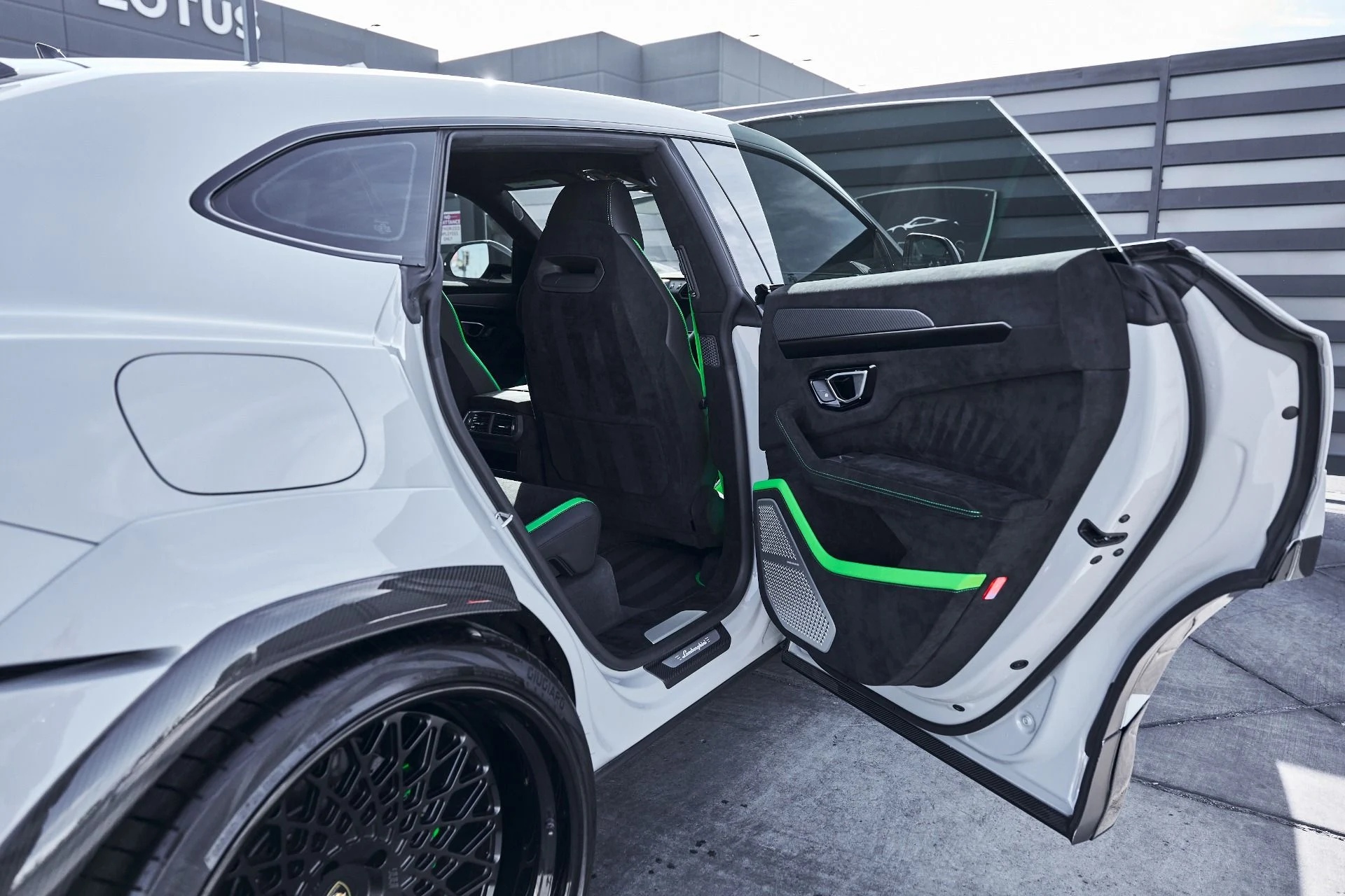 mph032_3067216585_Used_2024_Lamborghini_Urus_Performante_1772849076_ea766ca68a