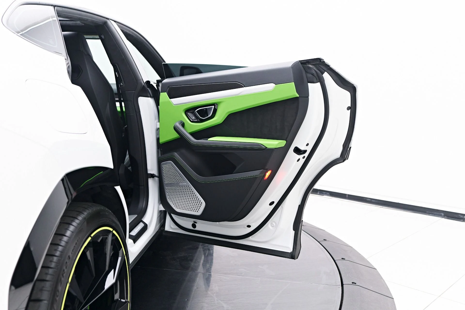 mph032_3084367652_Used_2022_Lamborghini_Urus_Base_1758404804_1152ea8d62