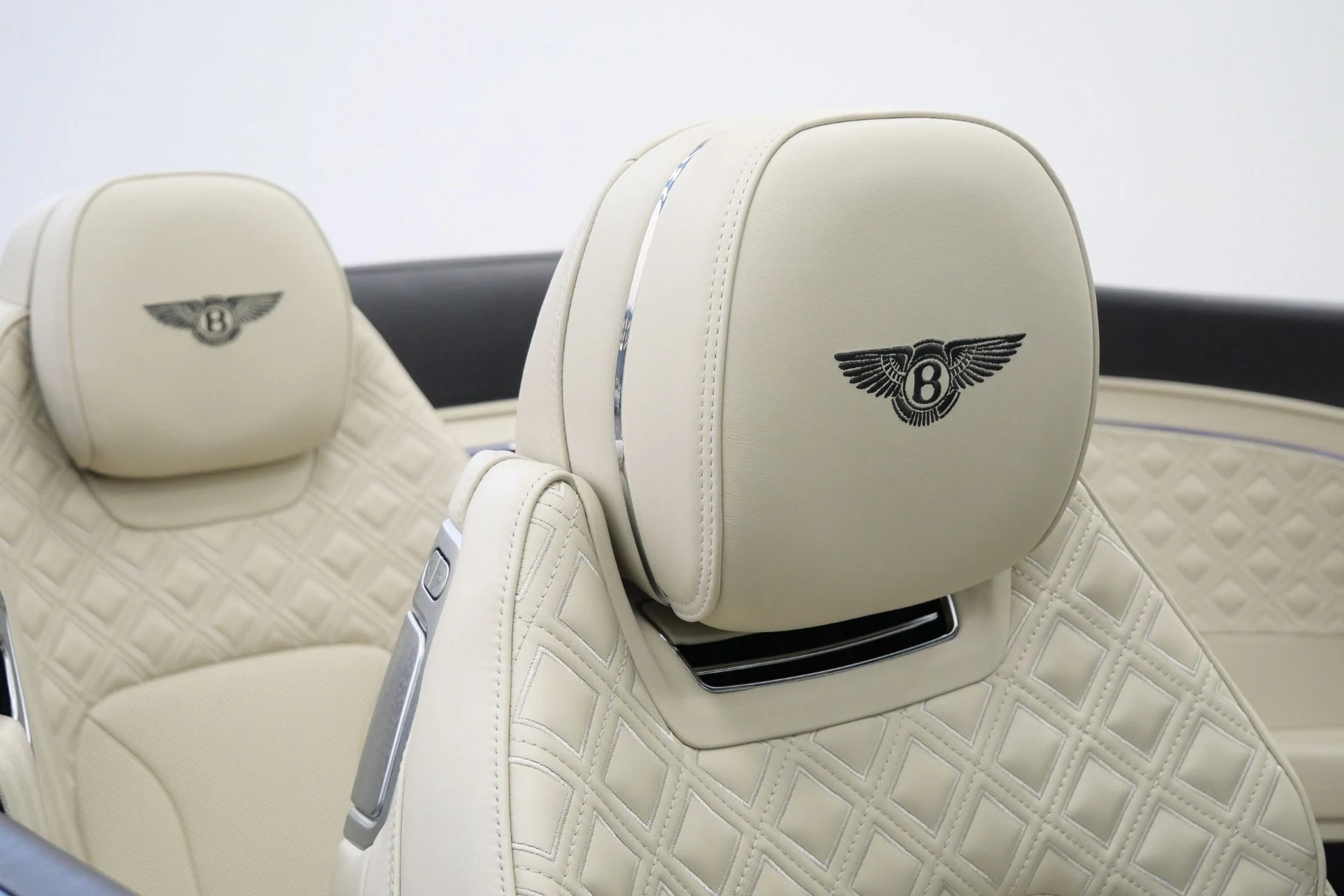 mph032_3104091474_Used_2022_Bentley_Continental_GTC_V8_Mulliner_Specification_Front_Seat_Comfort_Specification_1775574655_5789832d9f