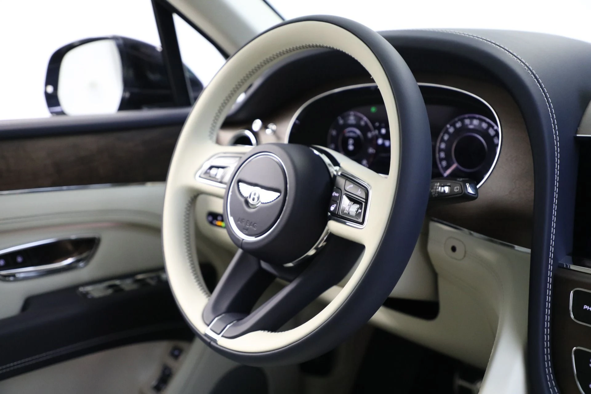 mph032_3113134180_Used_2024_Bentley_Bentayga_EWB_V8_1711043529_9f0c494472