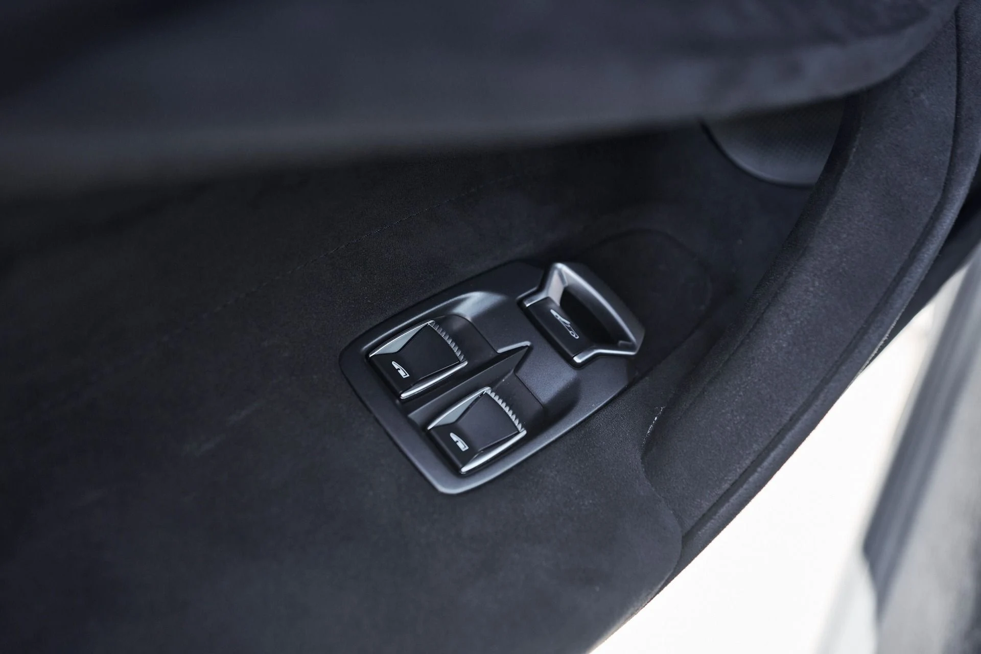 mph032_3115761420_Used_2024_Mc_Laren_750_S_Spider_1761608920_3035c57894