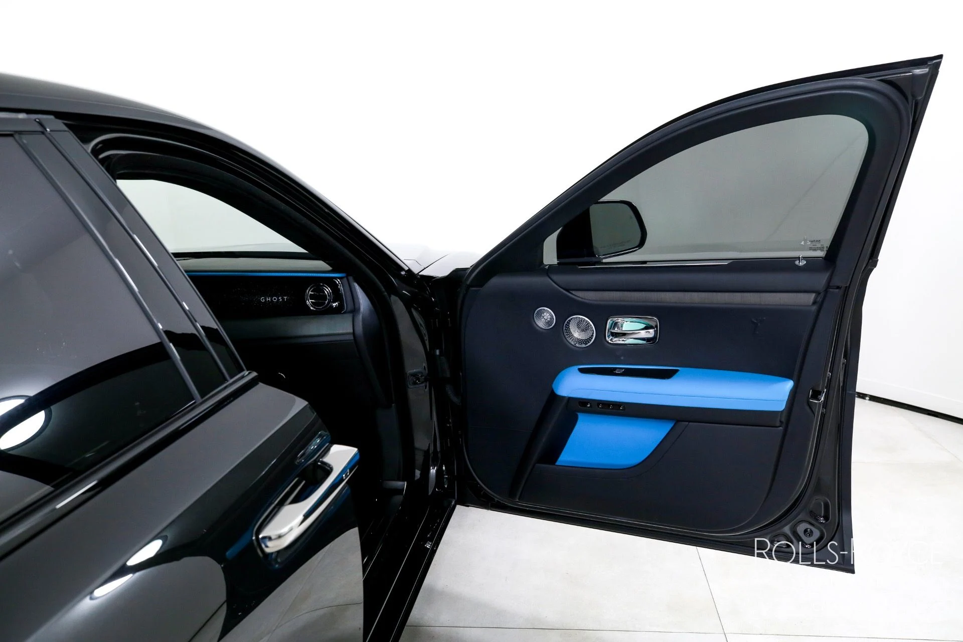 mph032_3129229156_Used_2024_Rolls_Royce_Ghost_1755798774_e91b2c9c5e