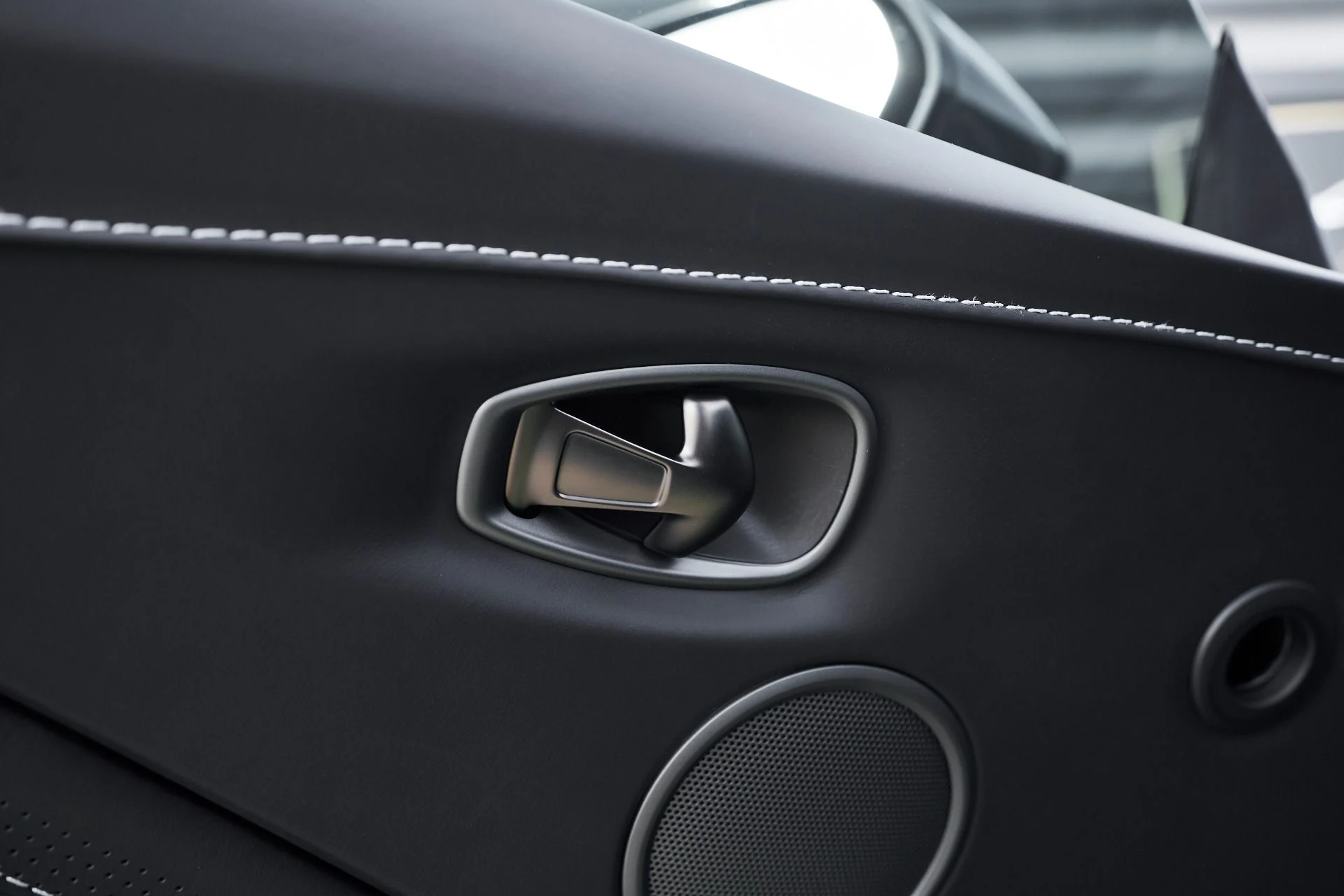 mph032_317950799_Used_2023_Aston_Martin_Vantage_Base_1762913663_5c616862e1