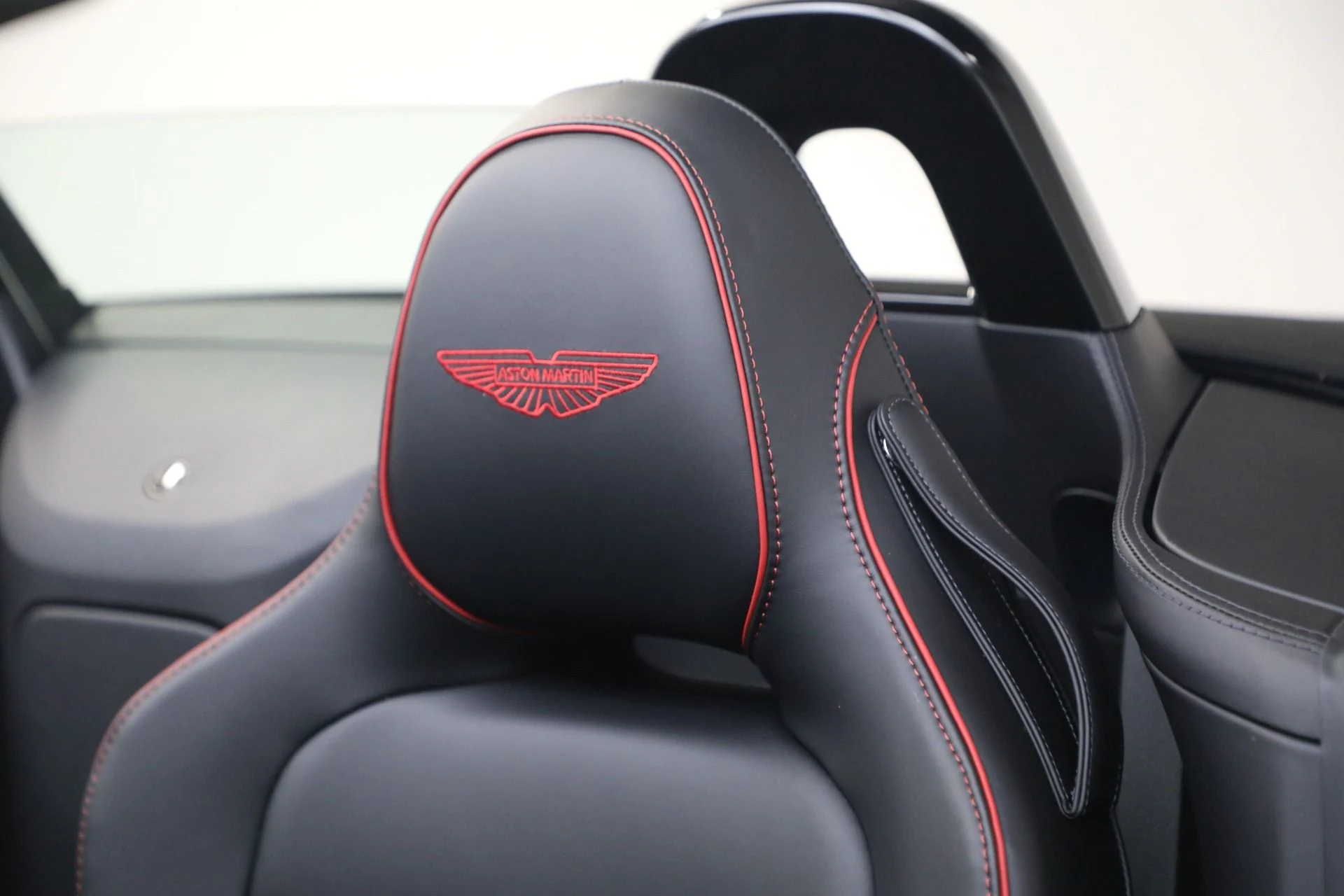 mph032_3189178664_New_2026_Aston_Martin_Vantage_Roadster_1768253307_93bd307372