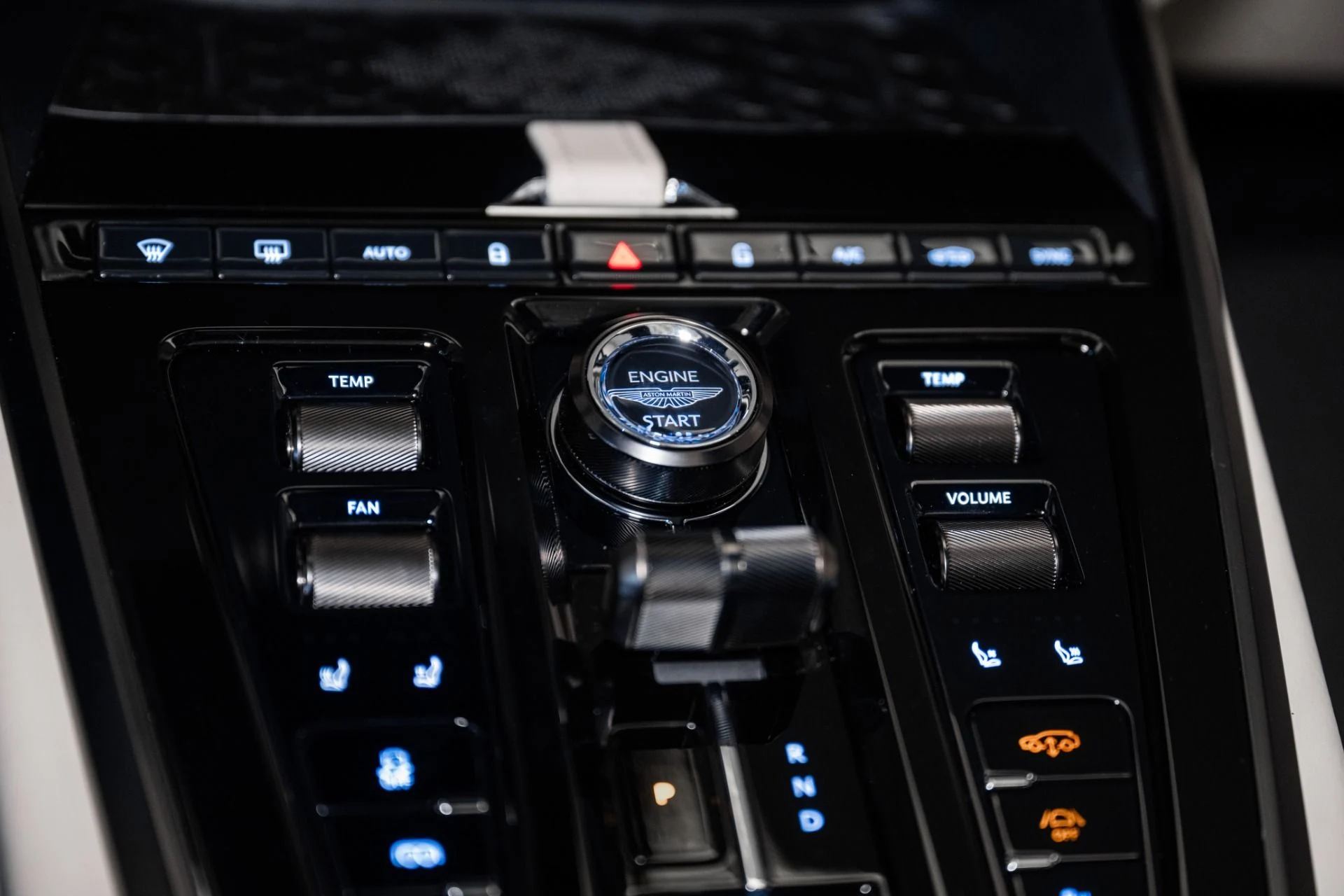 mph032_319176242_Used_2025_Aston_Martin_DBX_707_1734711890_70bcaed48f