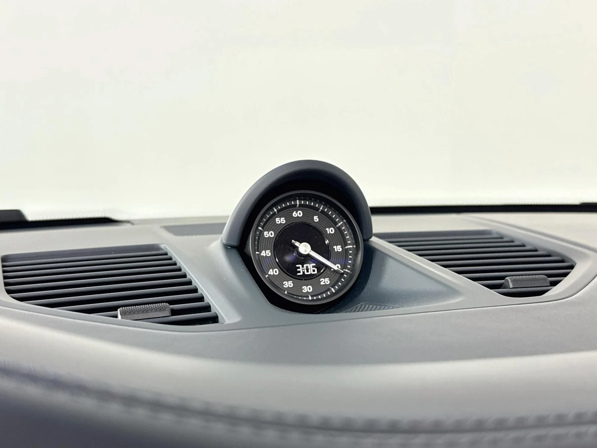 mph032_3209129481_Used_2025_Porsche_911_Carrera_1792182396_dccf431471