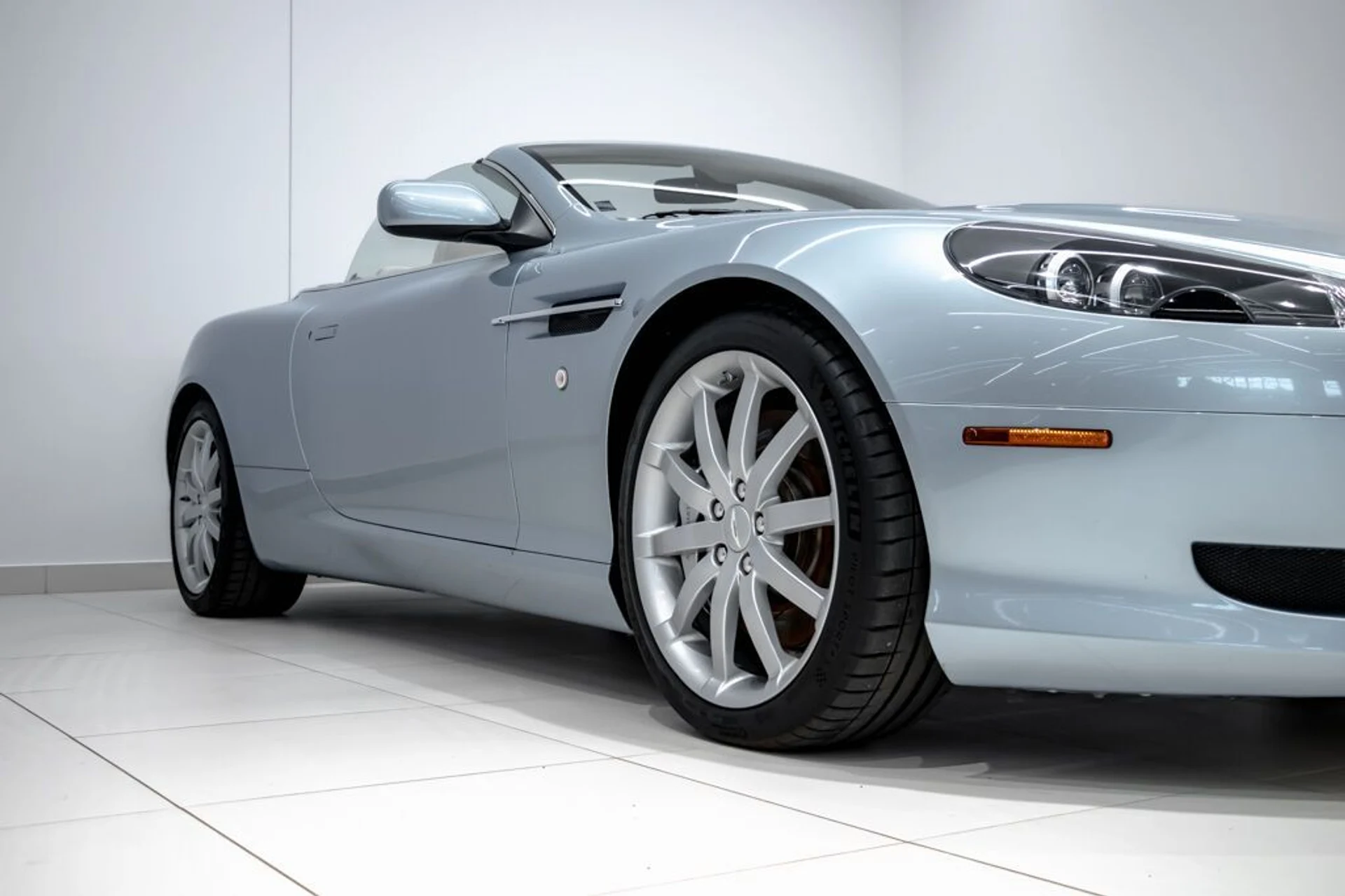 mph032_3246218653_aston_martin_db9_2005_jpg_v_1754355020_75a1baba18