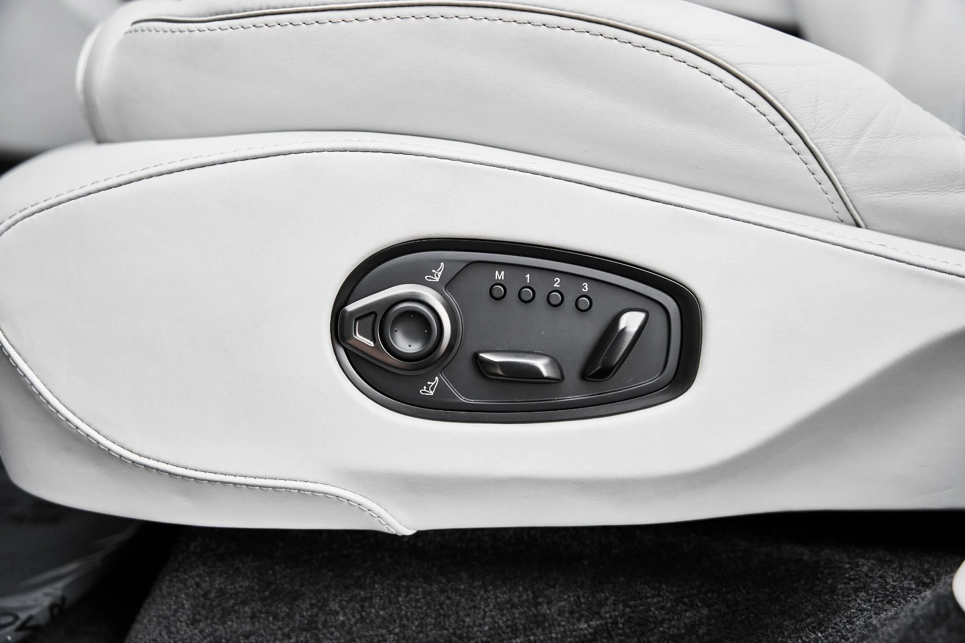 mph032_3252181154_Used_2025_Aston_Martin_DBX_707_1775007984_71ac50e9a6