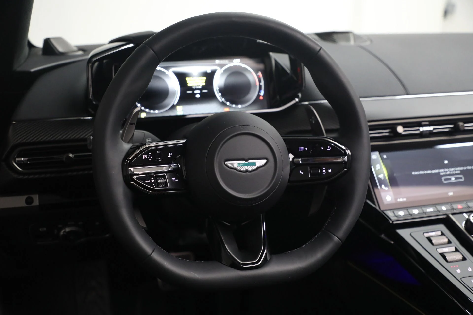 mph032_3298619515_New_2026_Aston_Martin_Vantage_Roadster_1770848257_9b817be610