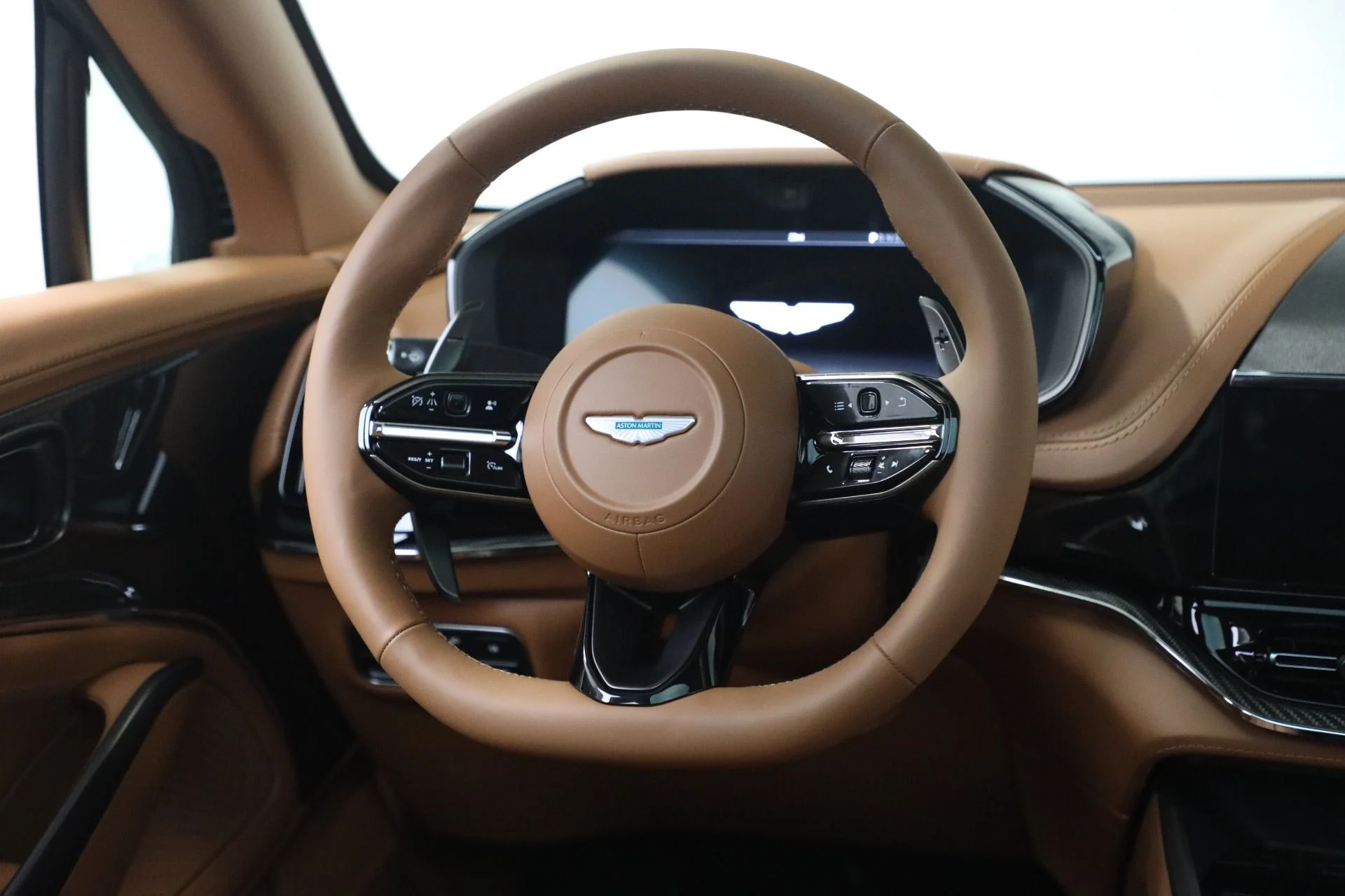 mph032_3300342054_New_2026_Aston_Martin_DBX_707_1767991896_4c05918a20