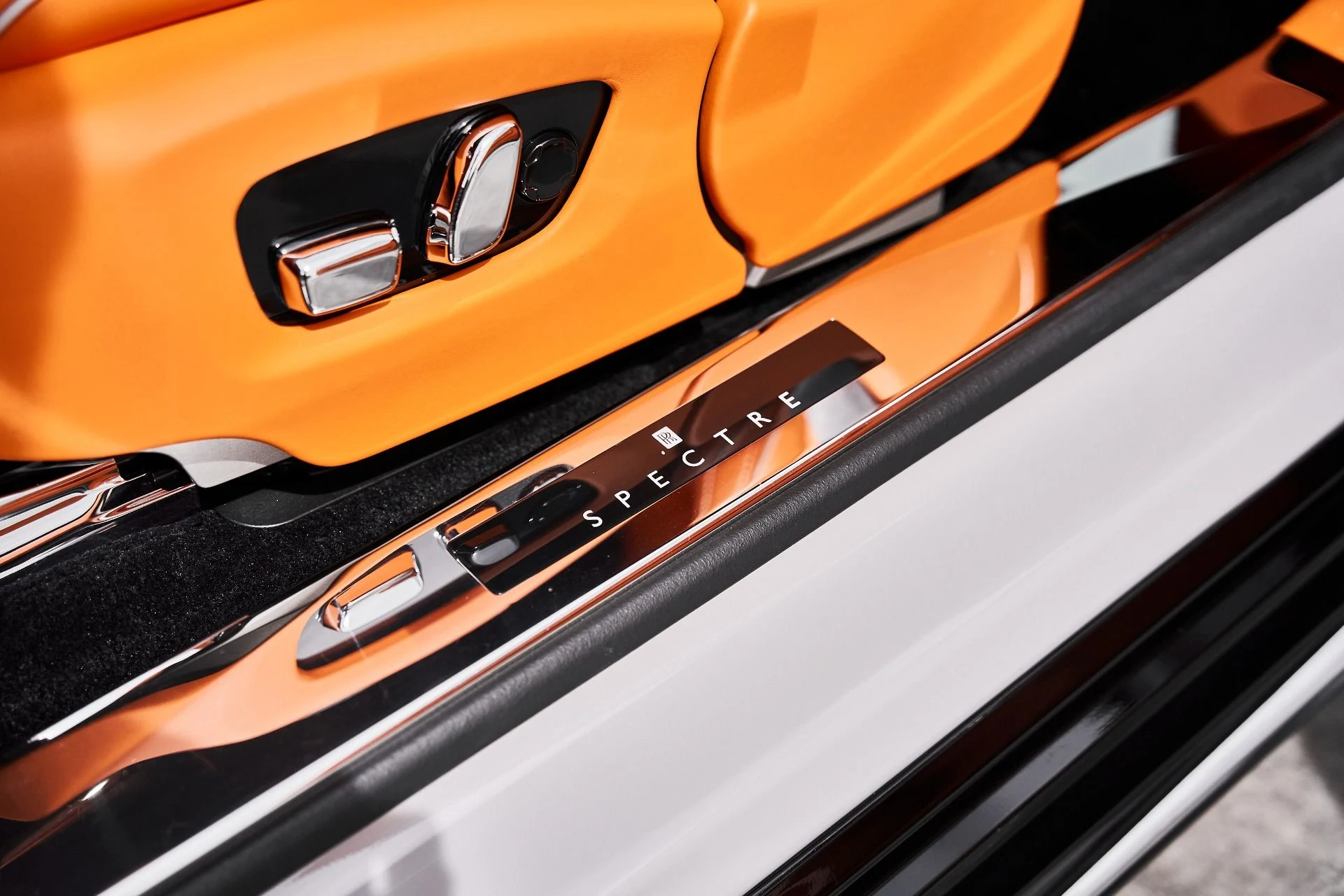 mph032_3317857270_Used_2025_Rolls_Royce_Spectre_Base_1775928268_c402c69ed7