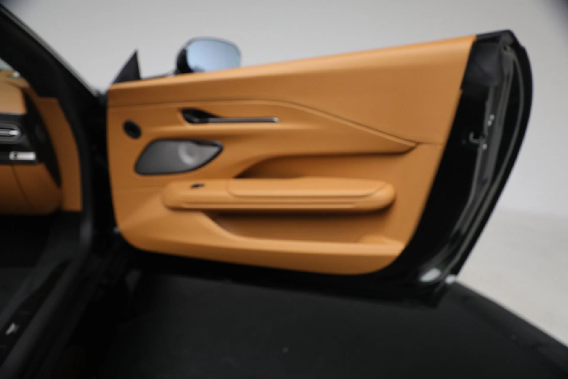 mph032_3319531873_New_2026_Aston_Martin_Vantage_Roadster_1767214554_4121da8b86