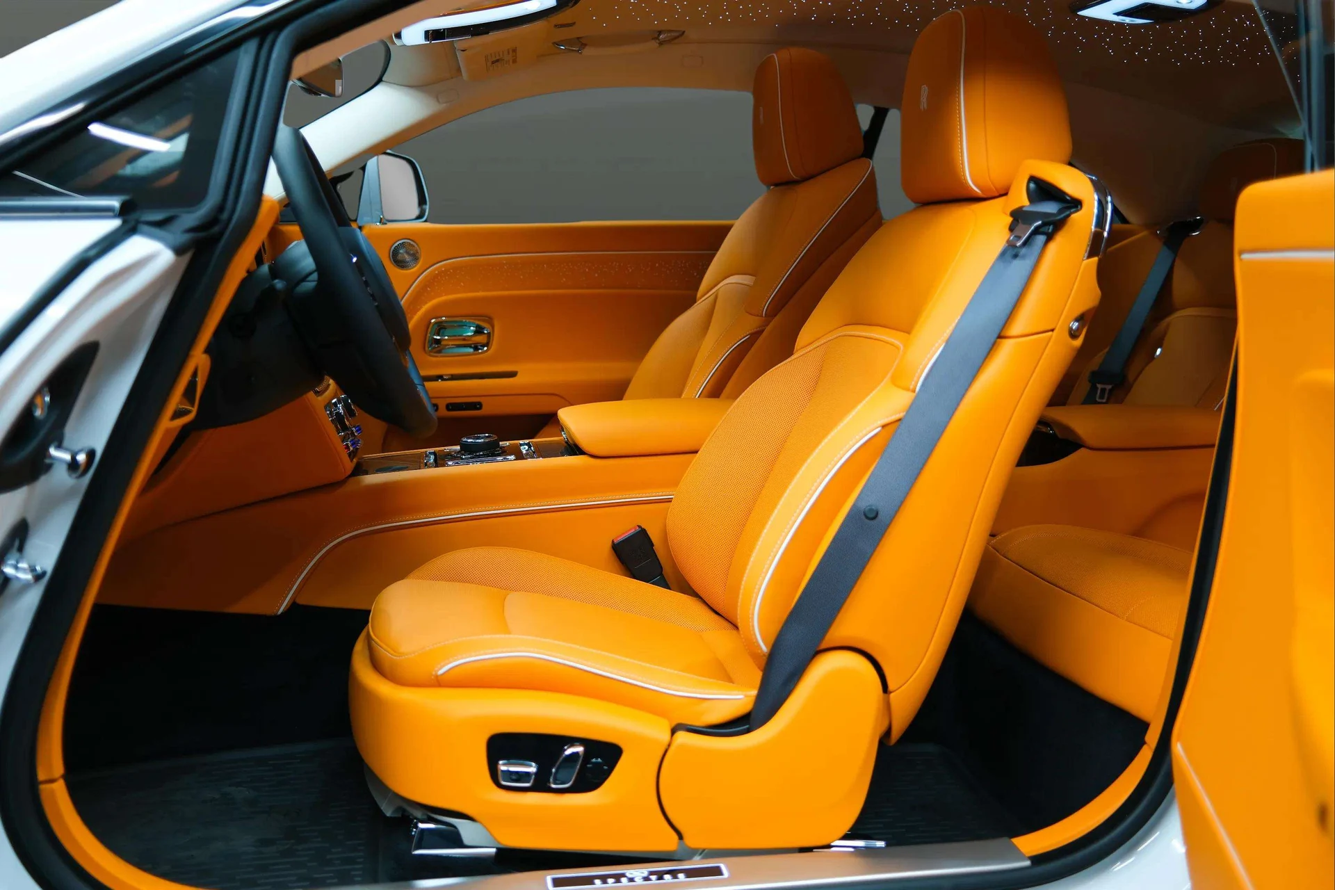 mph032_3343421879_76a65d9f_0092_413a_8e12_ed2189f9ed3a_202620_Rolls_Royce20_Black20_Badge20_Spectre20282600829_32_91df583154