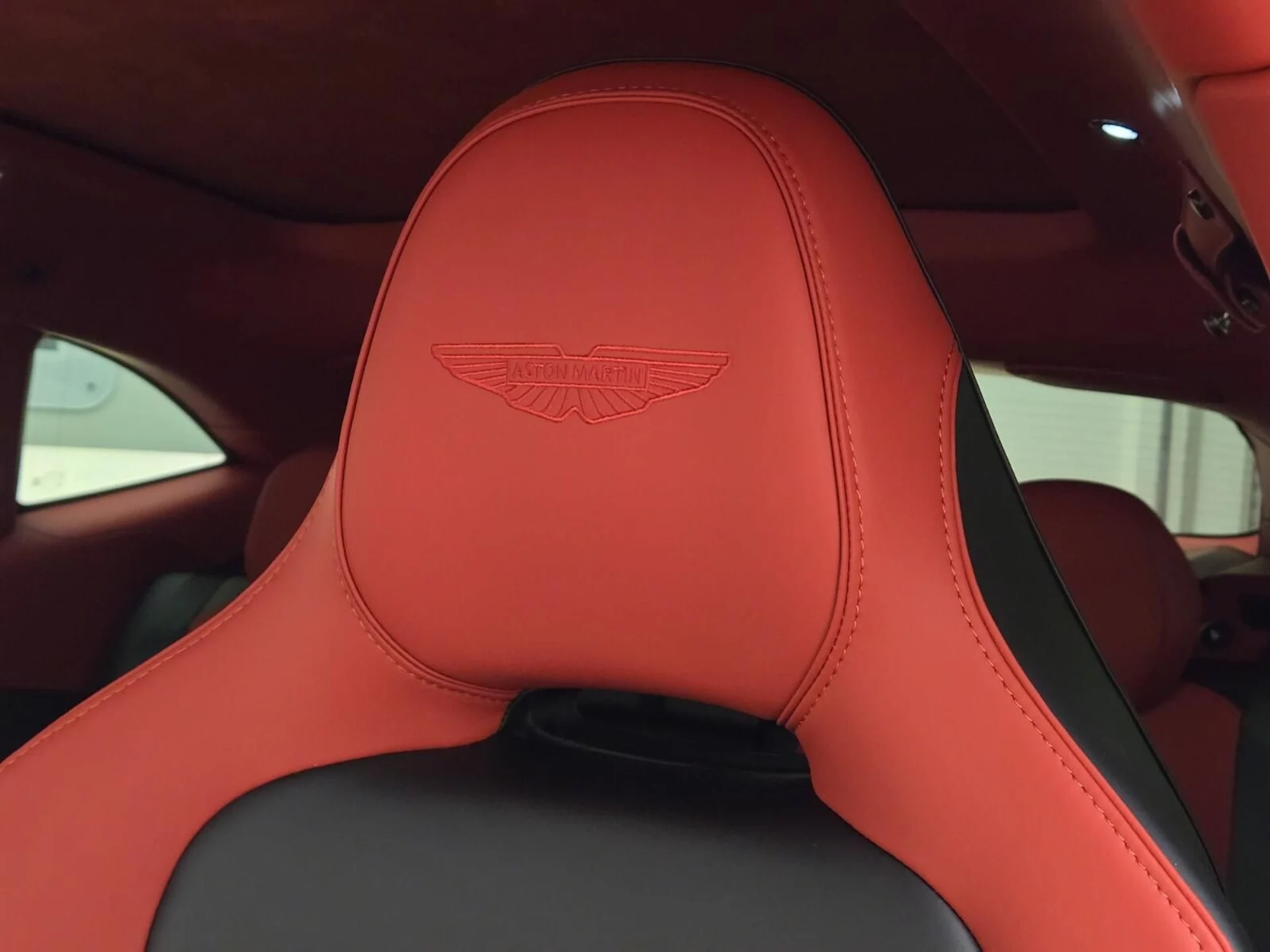 mph032_3350915367_Used_2025_Aston_Martin_DBX_707_1762583648_f5bf104539