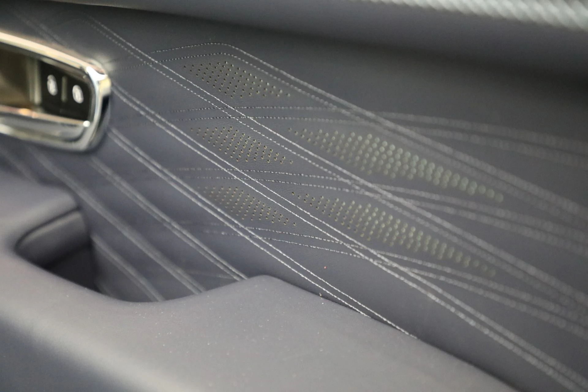 mph032_3369513458_New_2025_Bentley_Bentayga_Azure_V8_7f2c008774
