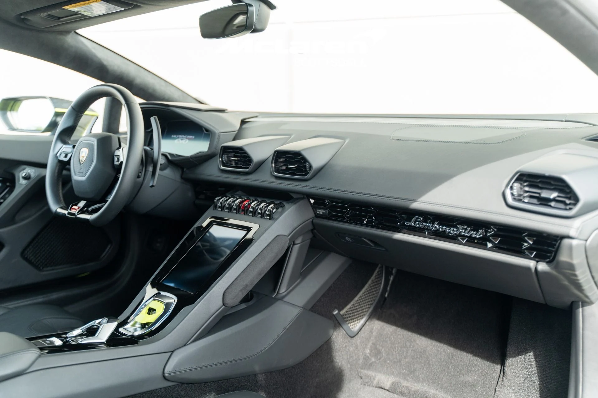 mph032_3375520544_Used_2022_LAMBORGHINI_HURACAN_EVO_1762550693_1a83b343b8