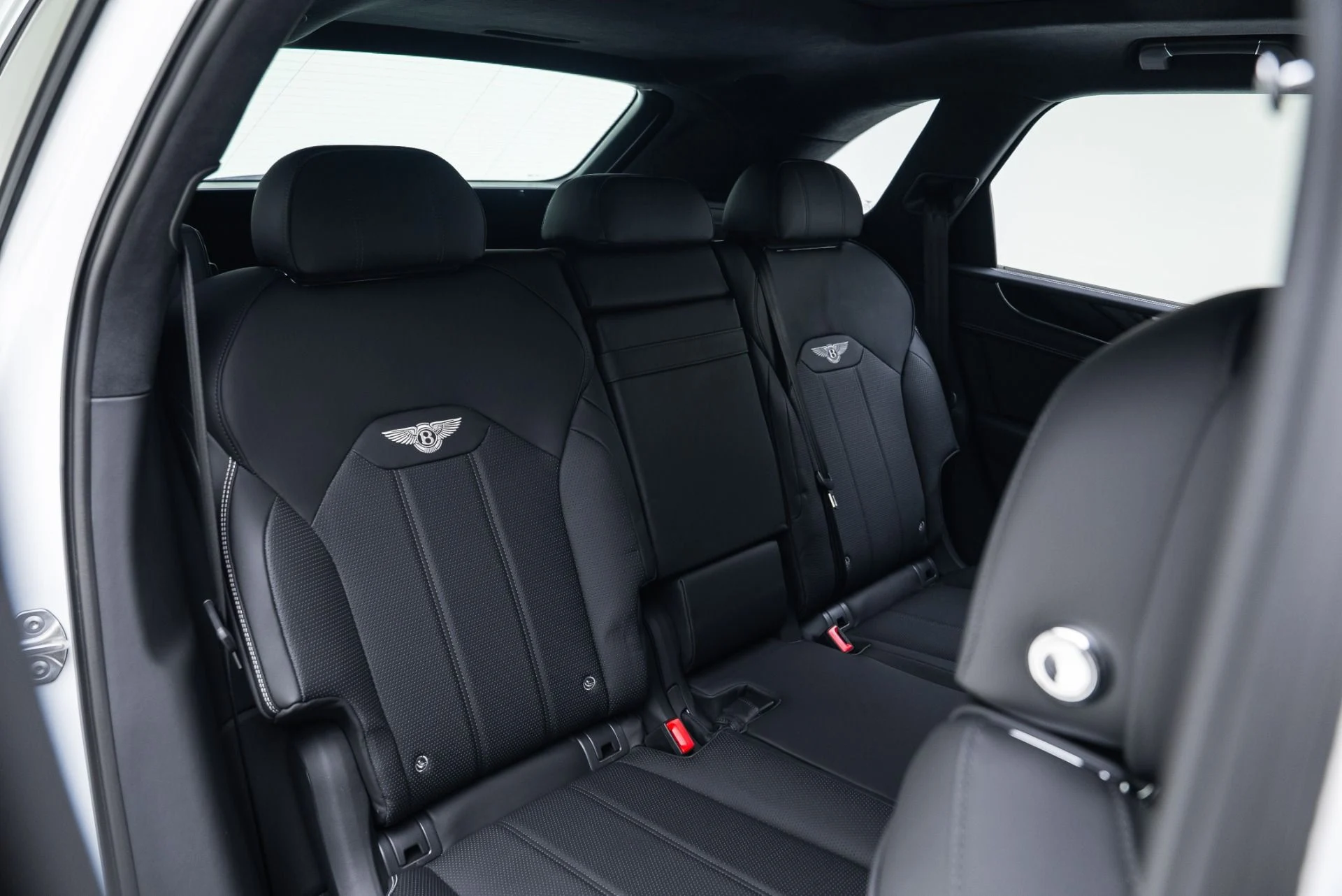 mph032_3389114553_Used_2024_Bentley_Bentayga_V8_1765306980_59fbaaddaa