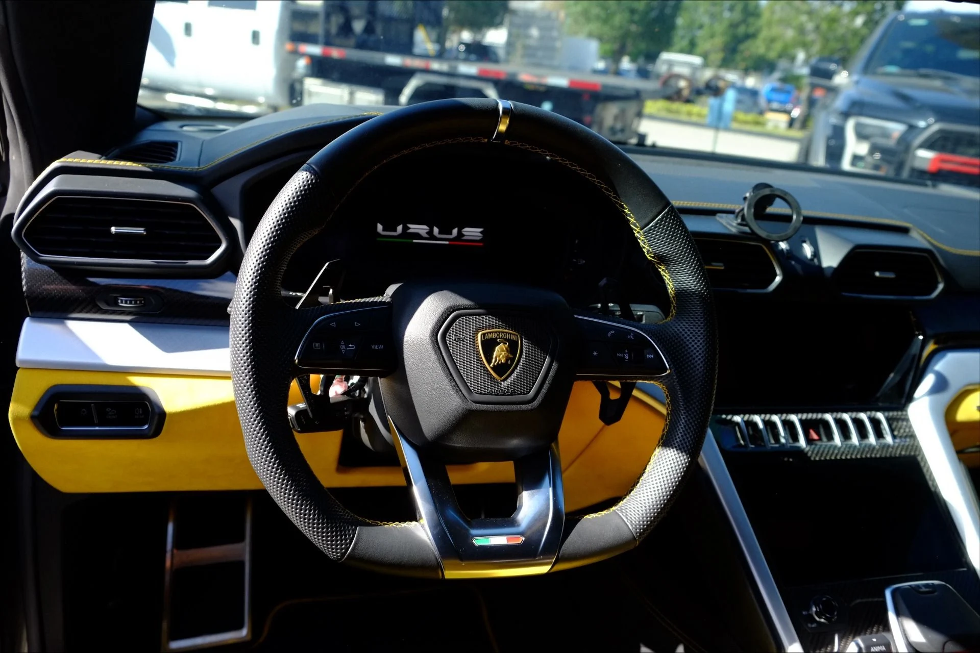 mph032_3403958215_Used_2021_Lamborghini_Urus_1776122310_d278996847