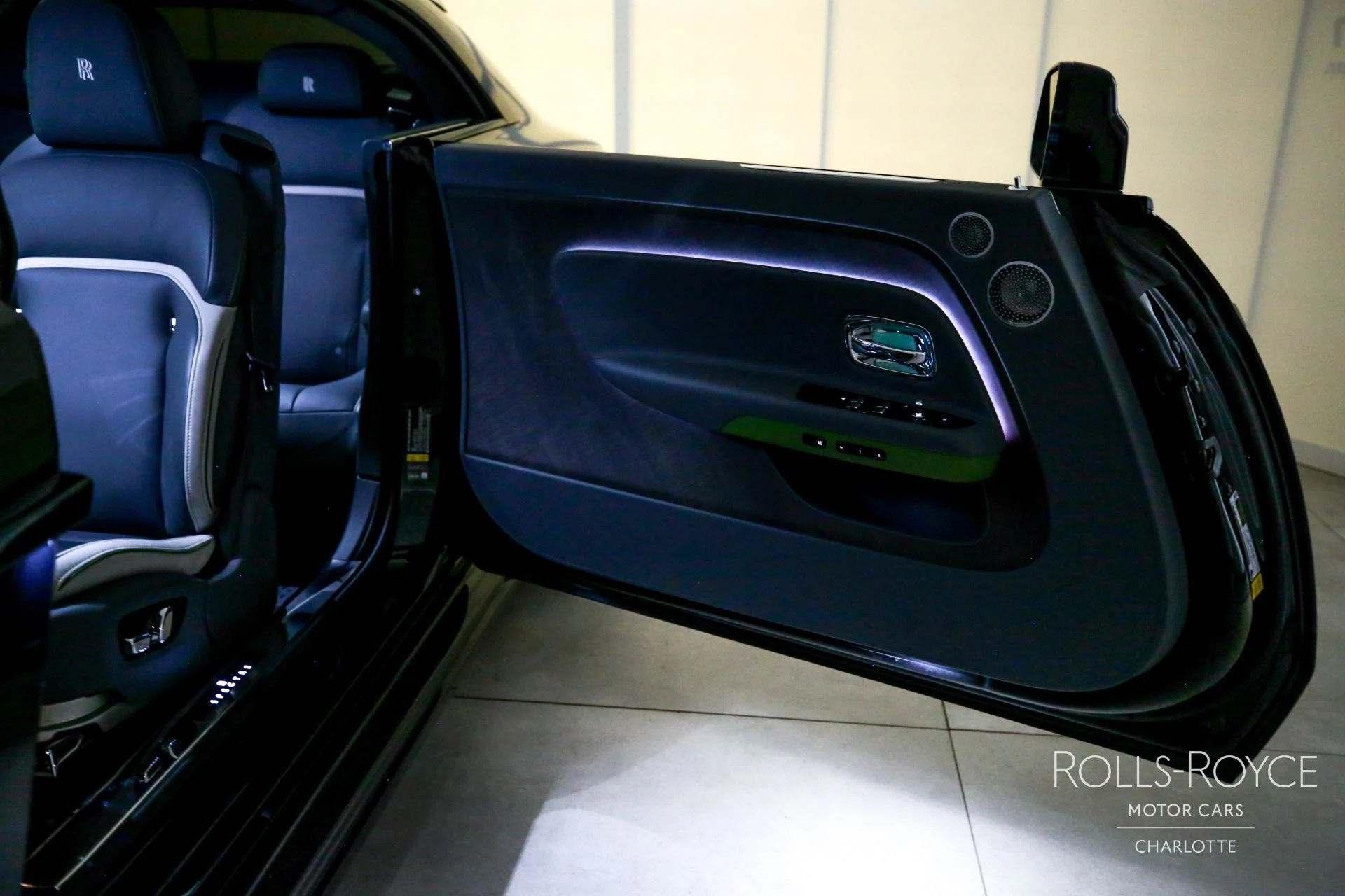 mph032_3445294890_Used_2024_Rolls_Royce_Spectre_1744988373_d047707325