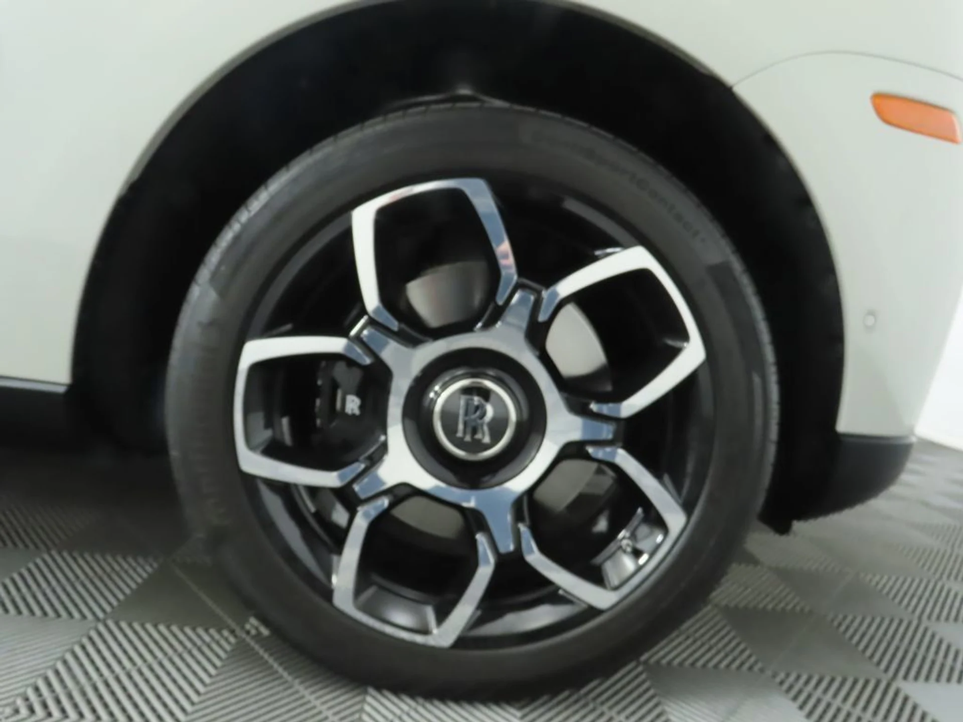 mph032_3449574200_used_2023_rolls_royce_cullinan_blackbadgesportutility_8119_22957248_33_1024_bf4169a45a