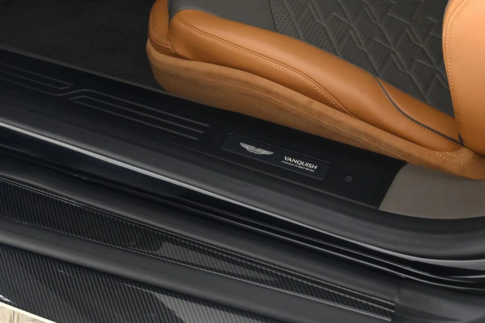 mph032_3465524428_used_2025_aston_martin_vanquish_v12_11350_22957360_32_1024_ad5412504c