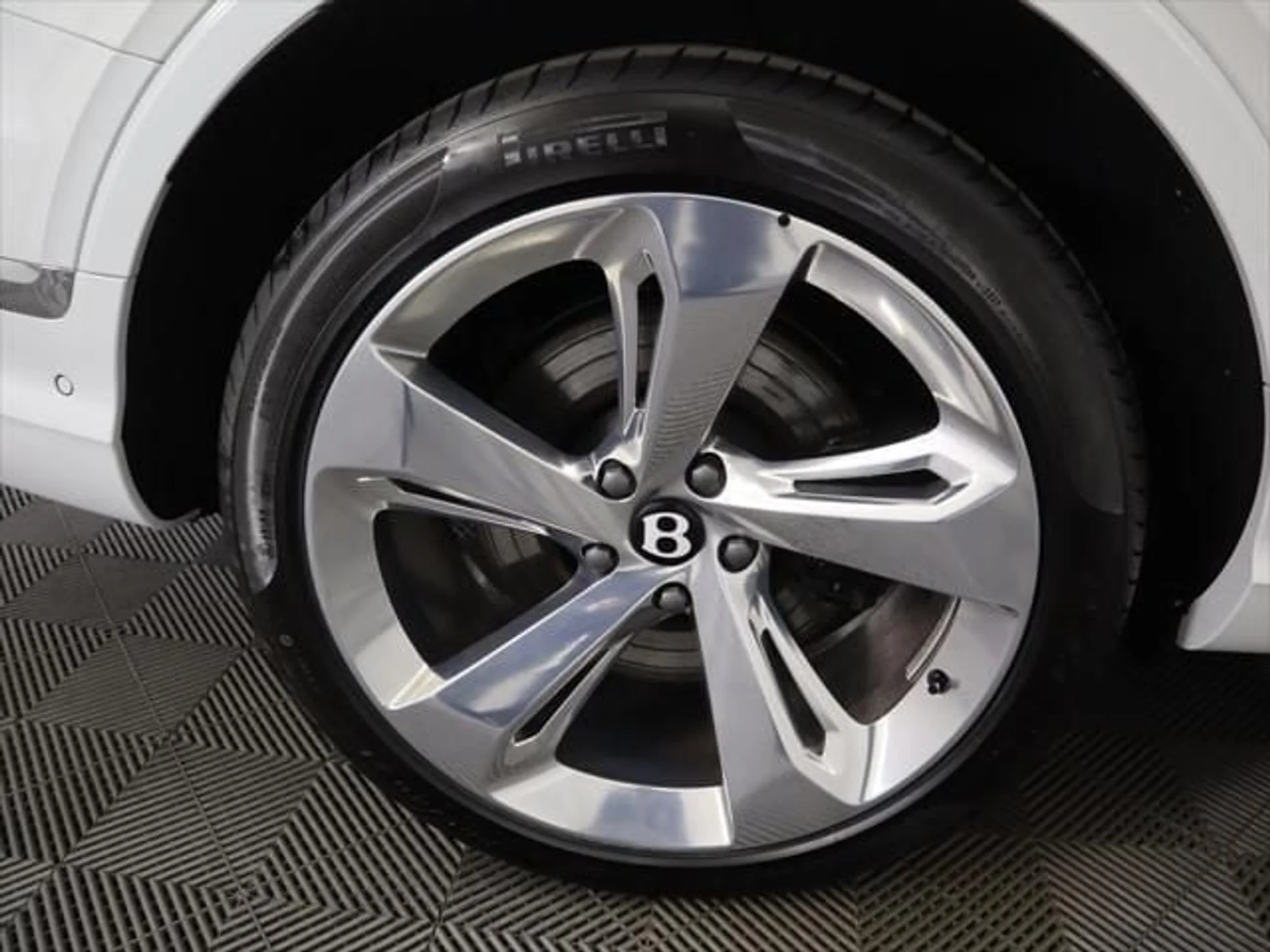 mph032_3478418344_used_2025_bentley_bentayga_ewb_v8awd_8119_23022887_33_640_f5eff9aafd