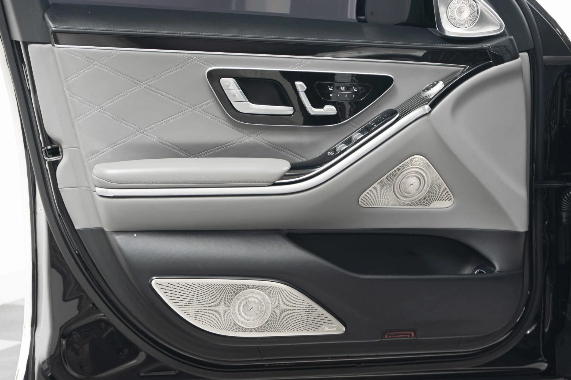 mph032_3488353982_Used_2021_Mercedes_Benz_Maybach_S_580_4_MATIC_Factory_Two_Tone_paint_Executive_Rear_Seat_Package_Bottle_Chiller_1776288092_5910f30dc4