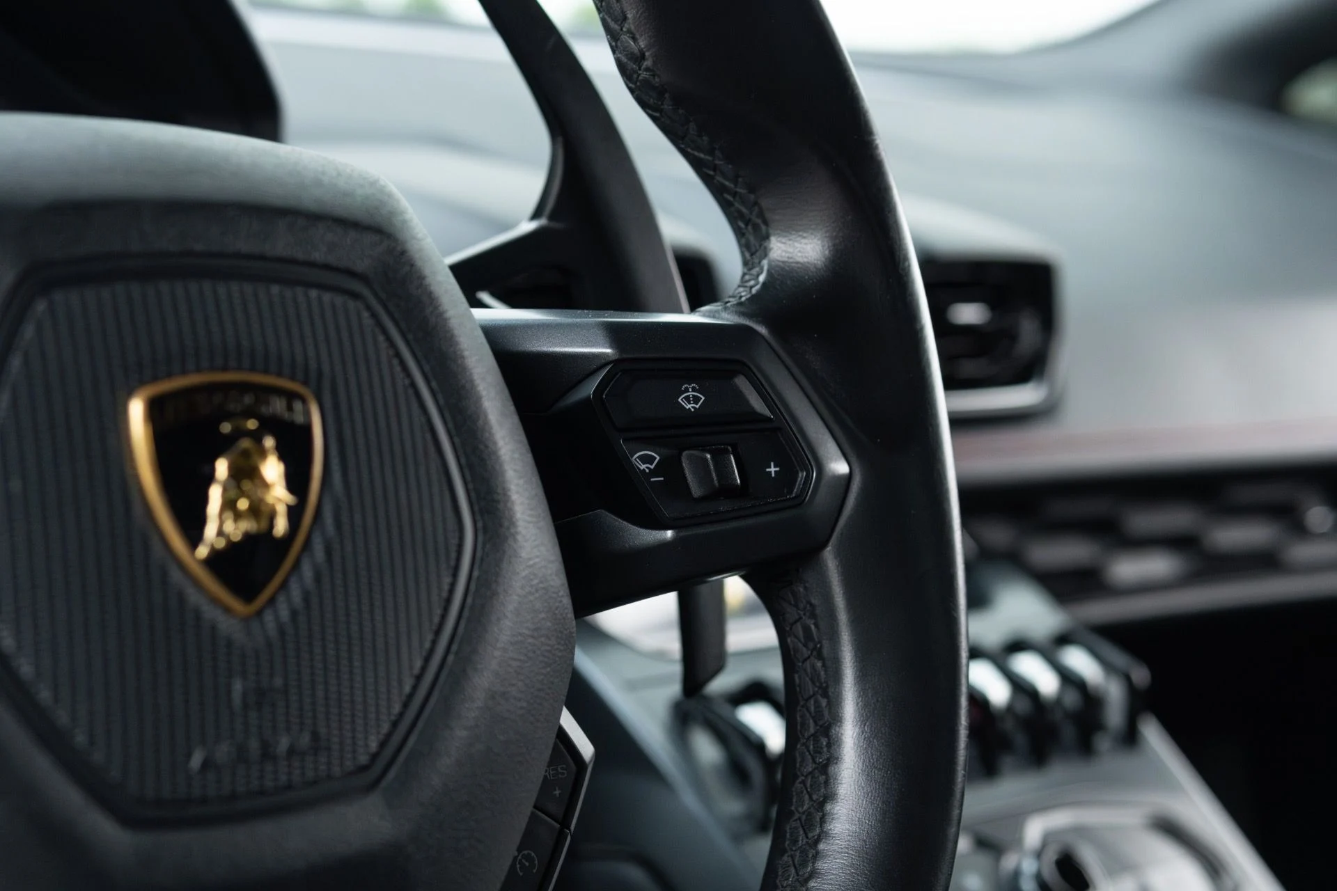 mph032_3489868872_Used_2016_Lamborghini_Huracan_LP_580_2_1778629872_25d420383e
