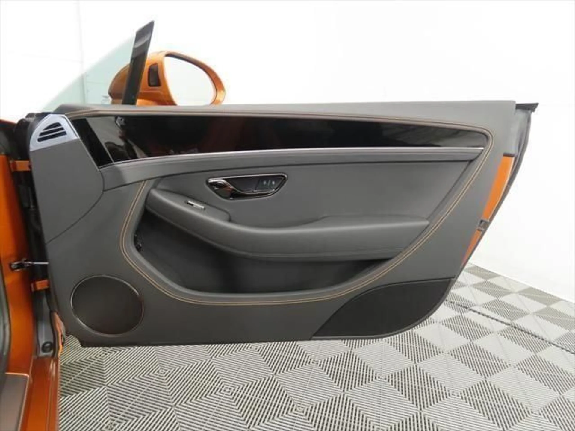 mph032_3492618382_new_2025_bentley_continental_gtblackeditionconvertible_8119_22910187_33_640_657b61e380