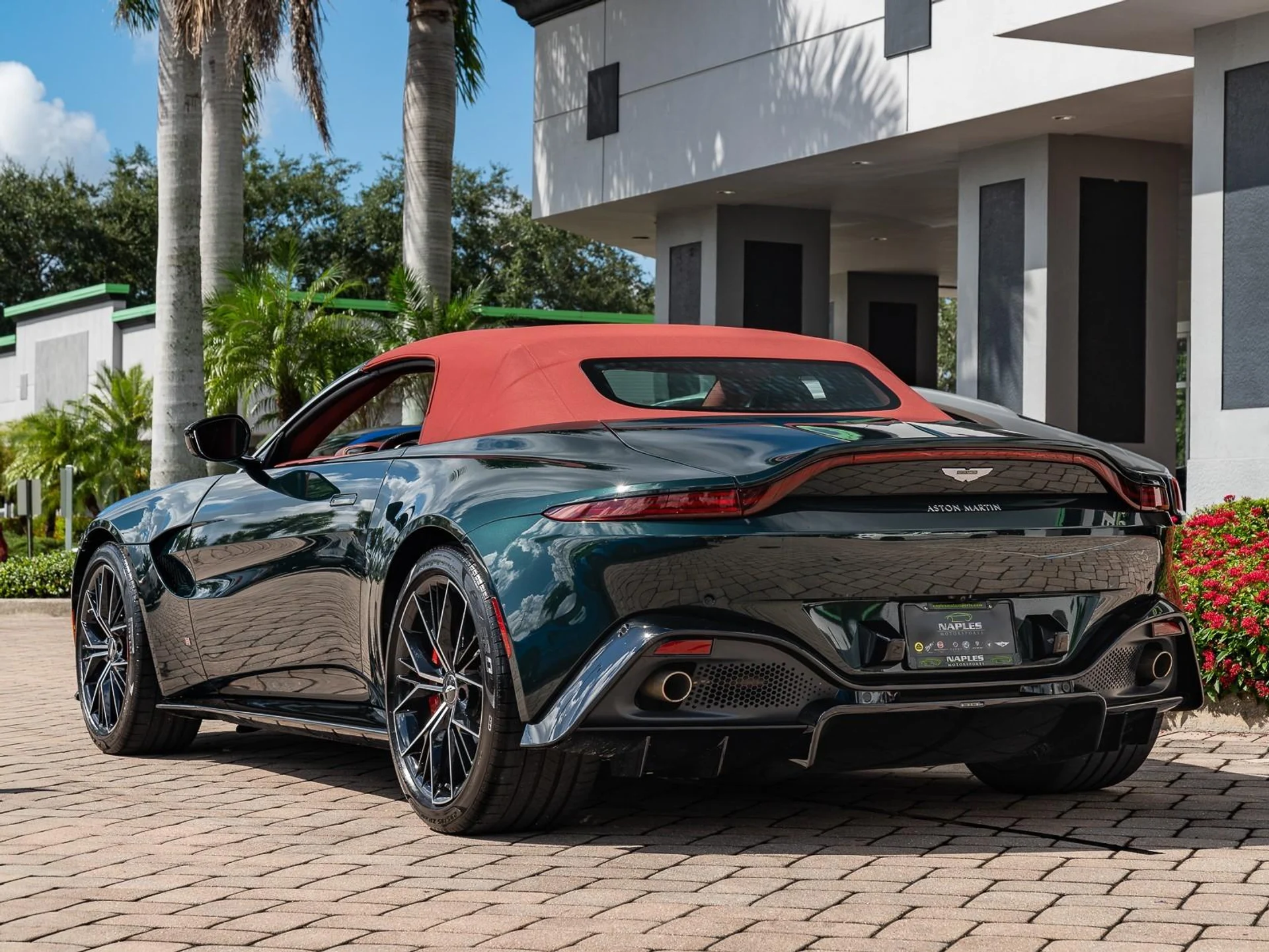 mph032_3496770636_Used_2021_Aston_Martin_Vantage_1753207584_04b8b34ad1