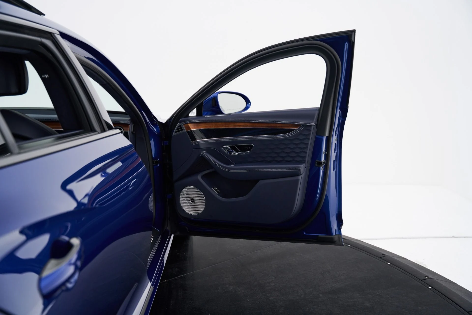 mph032_3515599524_Used_2025_Bentley_Flying_Spur_Speed_1792601192_923f4ddb96
