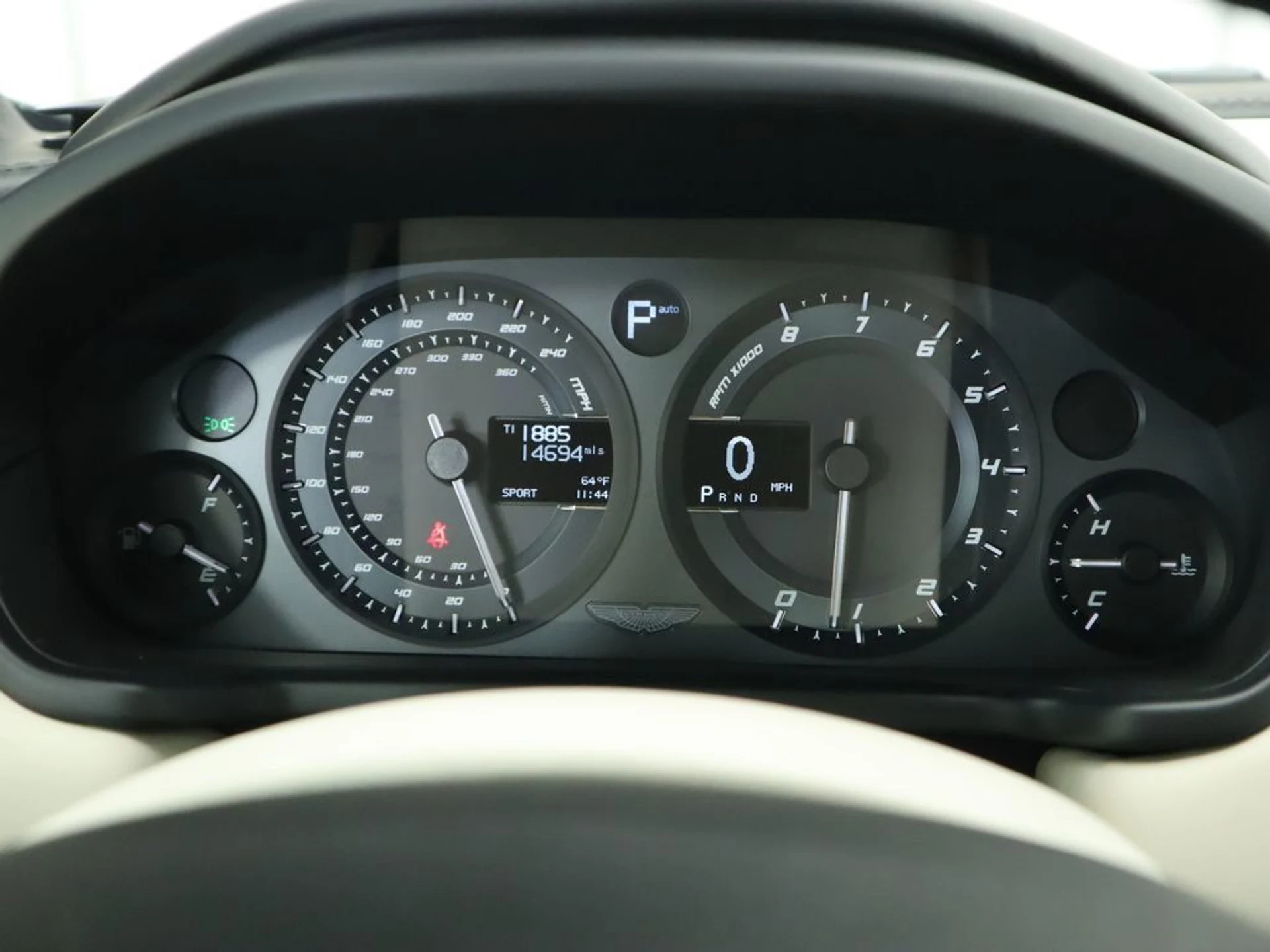 mph032_3535571215_used_2015_aston_martin_vanquish_2drcoupe_8119_22944423_33_1024_14deffee61