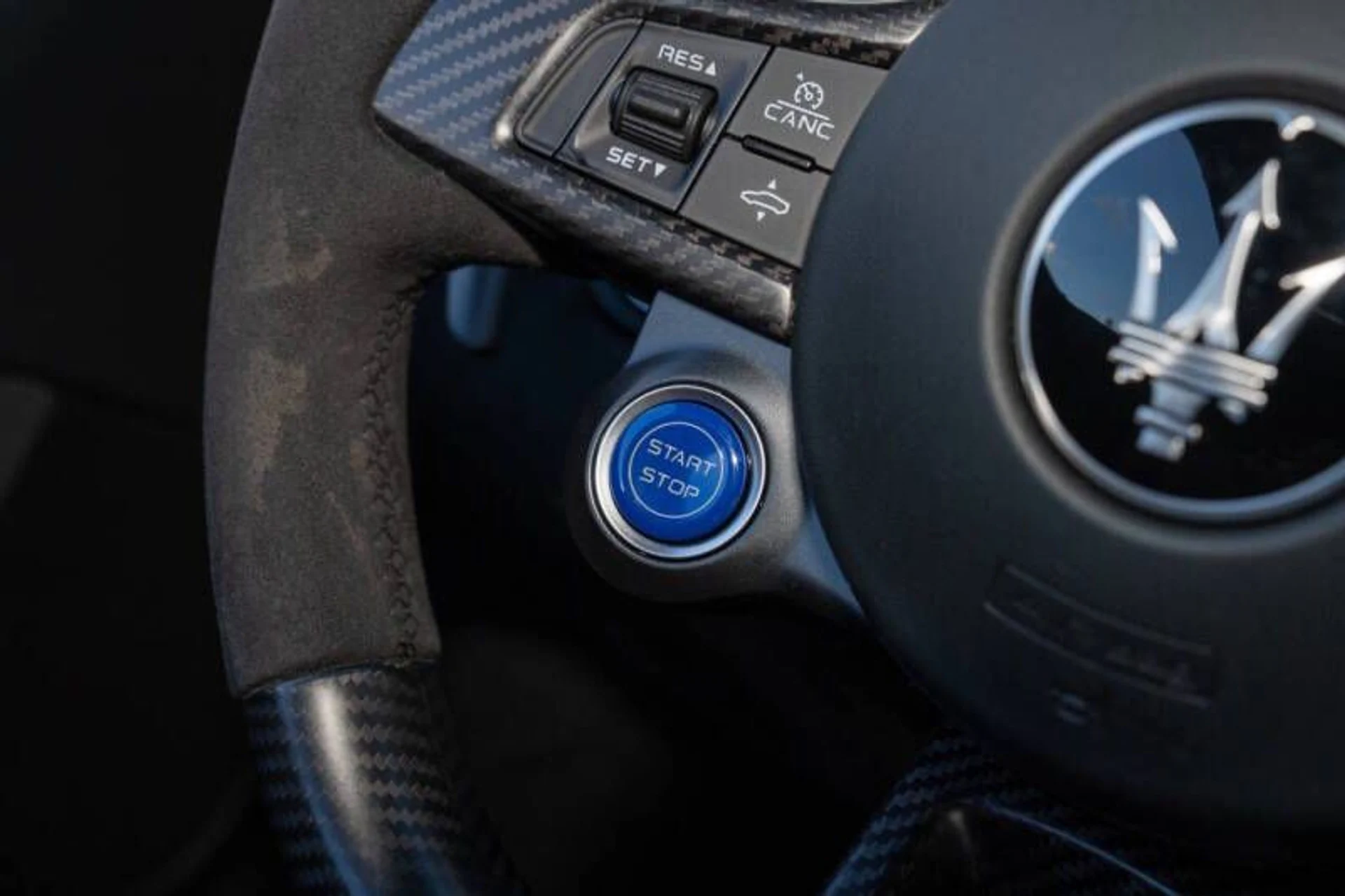 mph032_357003279_2023_maserati_mc20_base_2dr_coupe_d68b5b6c95