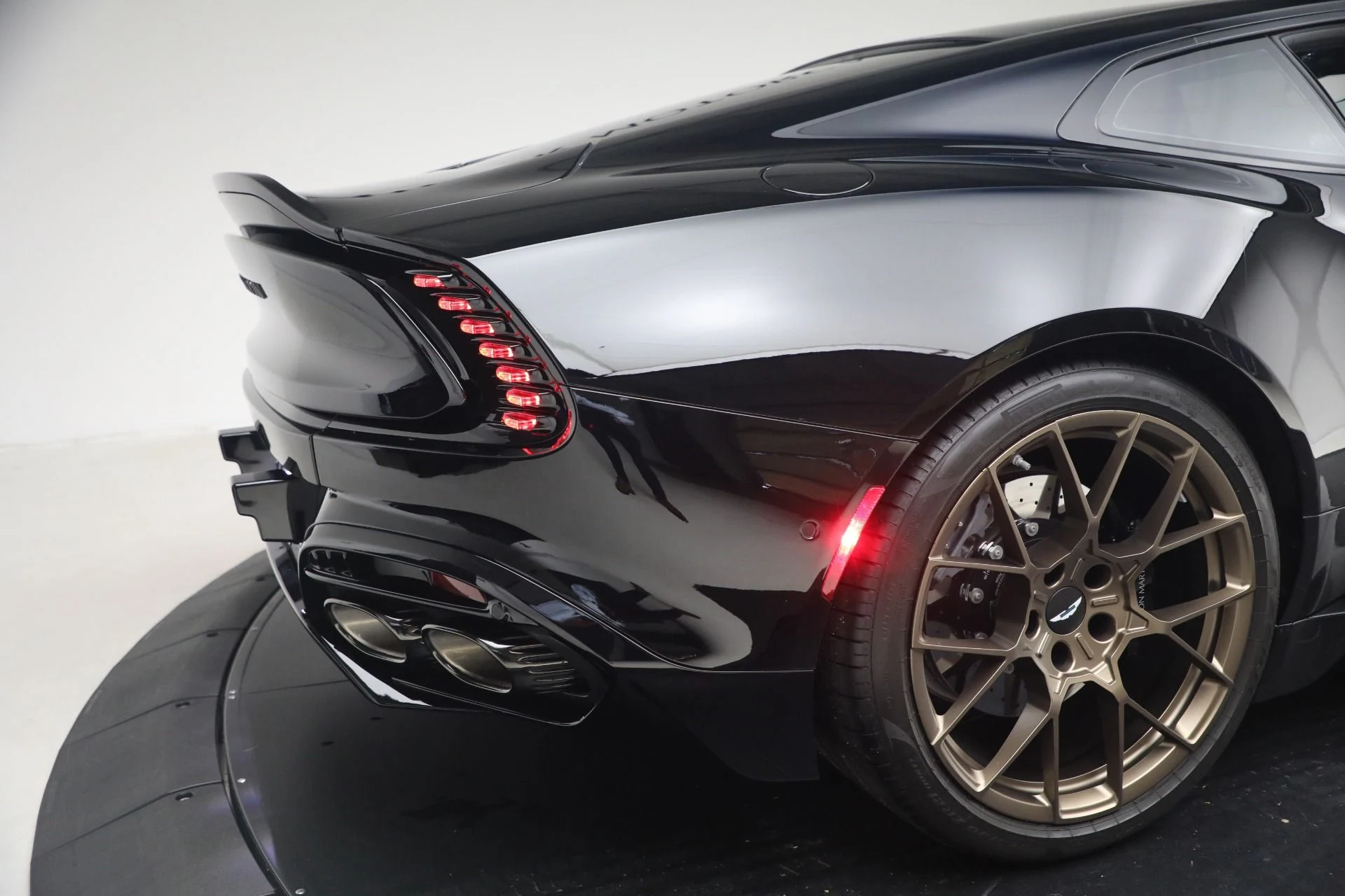 mph032_3570900364_Used_2025_Aston_Martin_Vanquish_1789418284_98b229d4be