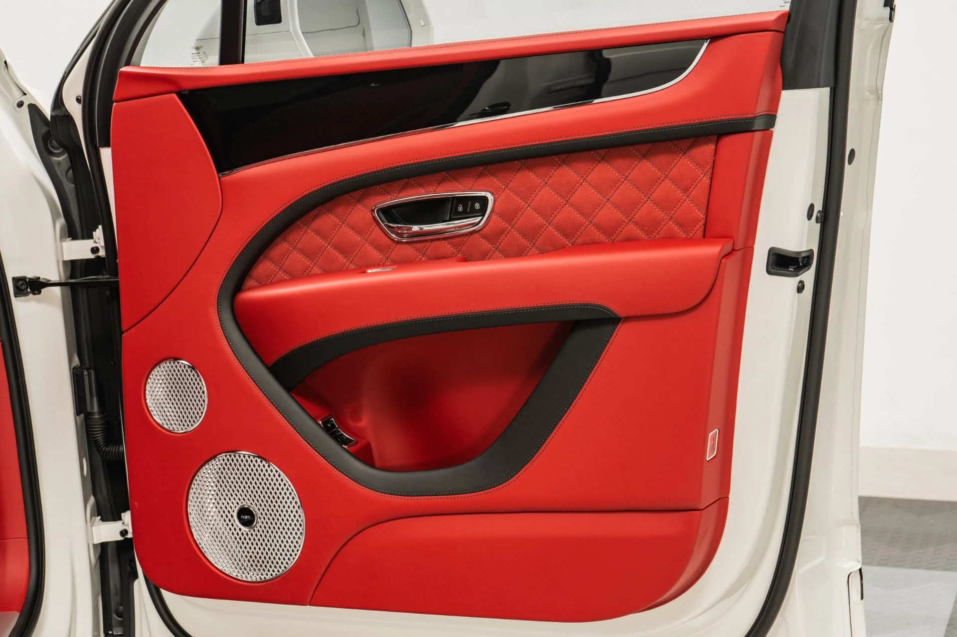 mph032_3583775505_Used_2021_Bentley_Bentayga_Speed_Blackline_Specification_Four_Seat_Comfort_Specification_1755702398_5f5f9f60fe