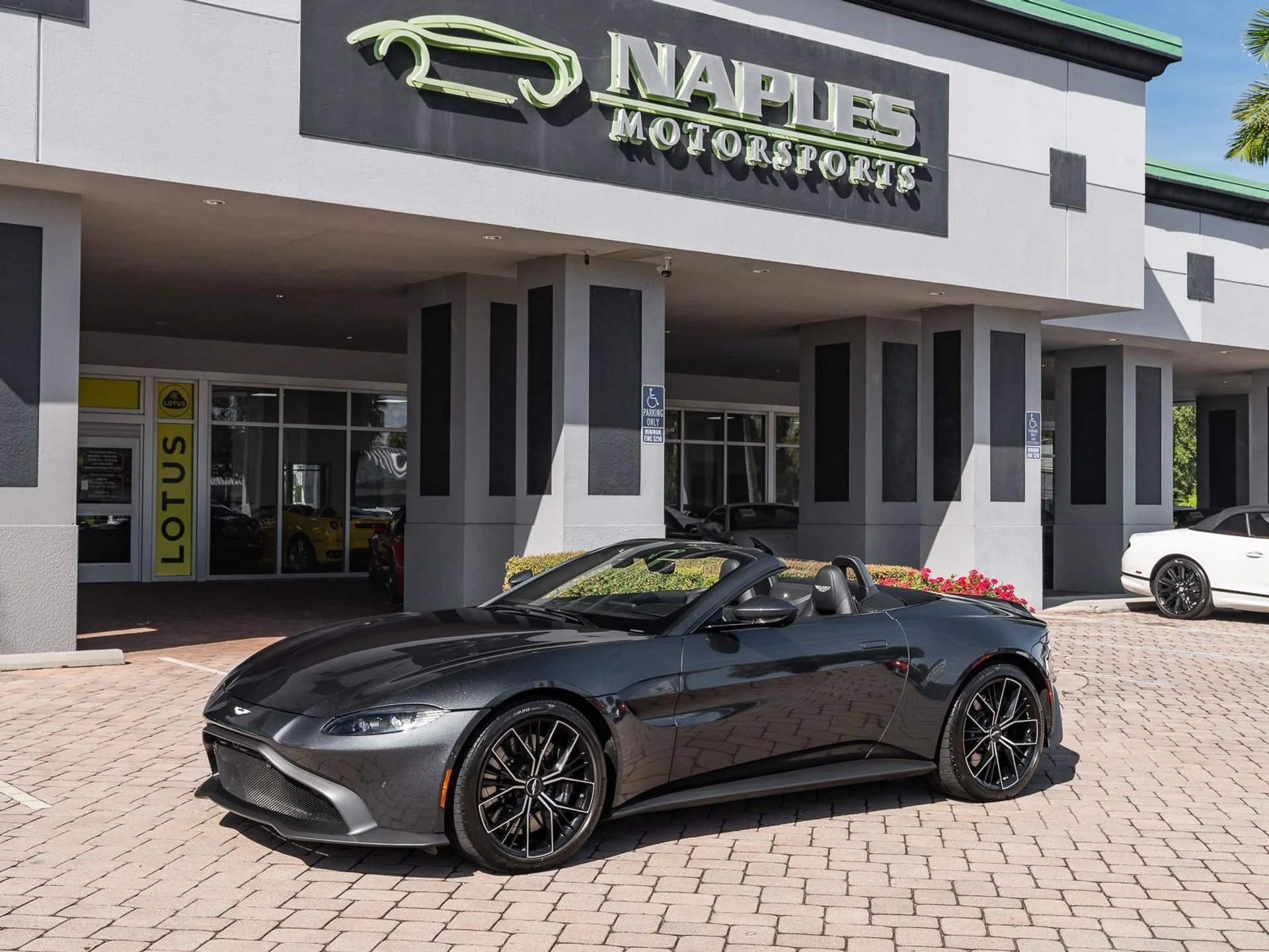 mph032_3587039474_Used_2021_Aston_Martin_Vantage_1763409972_11502cc90f