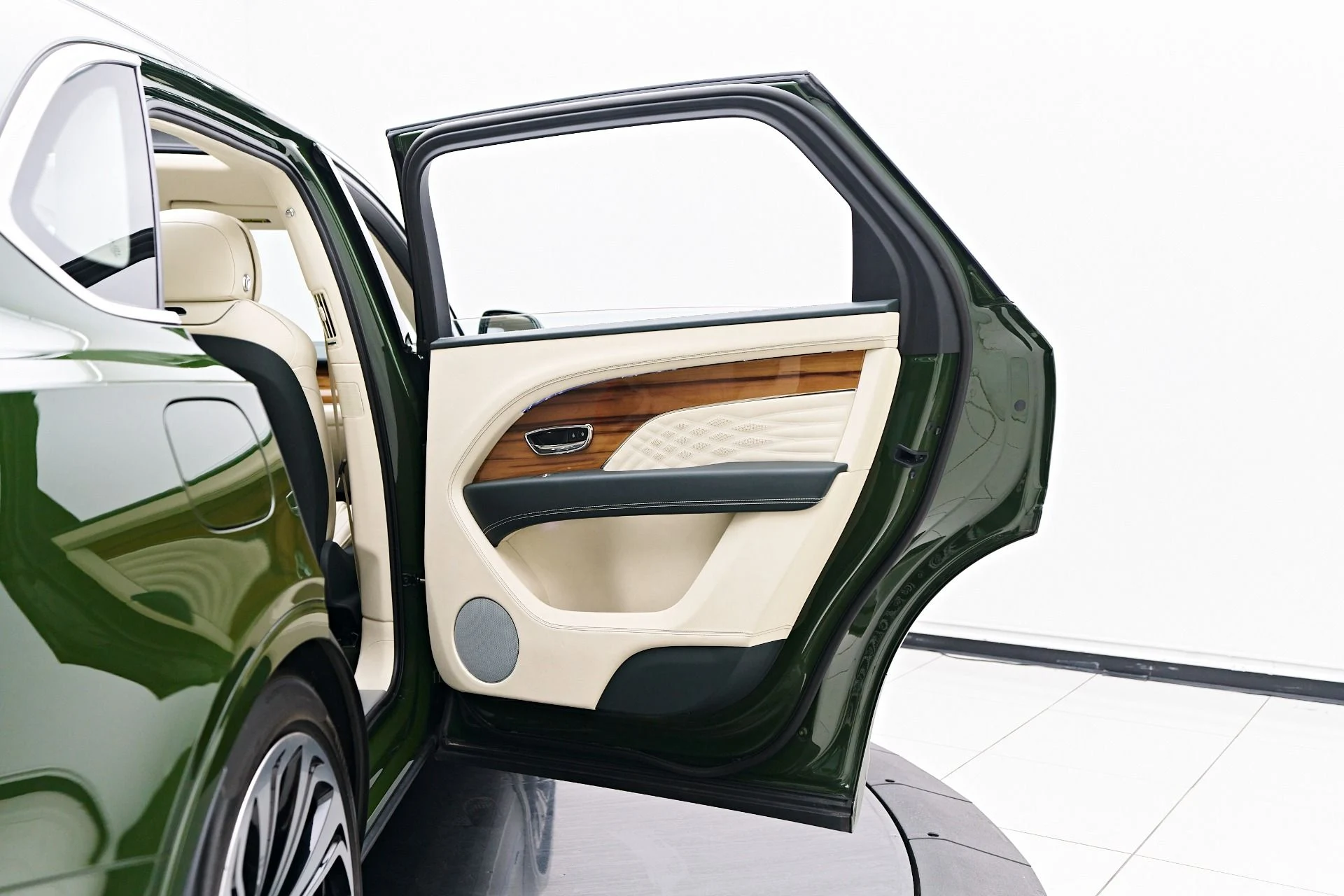 mph032_3601511798_Used_2023_Bentley_Bentayga_EWB_1754782428_525b47774c