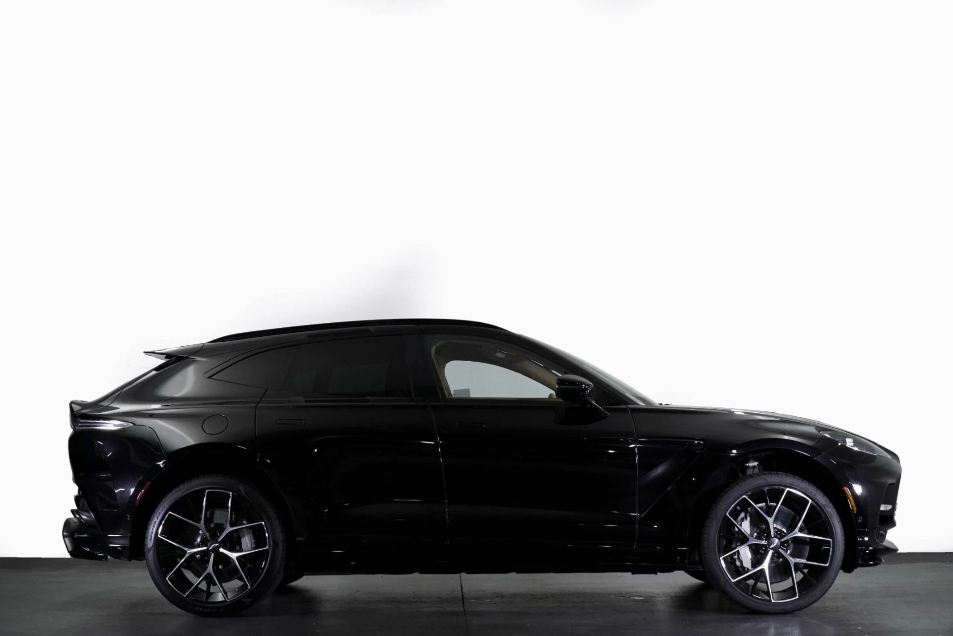 mph032_3621138311_New_2026_Aston_Martin_DBX_707_1769661941_b492e33992