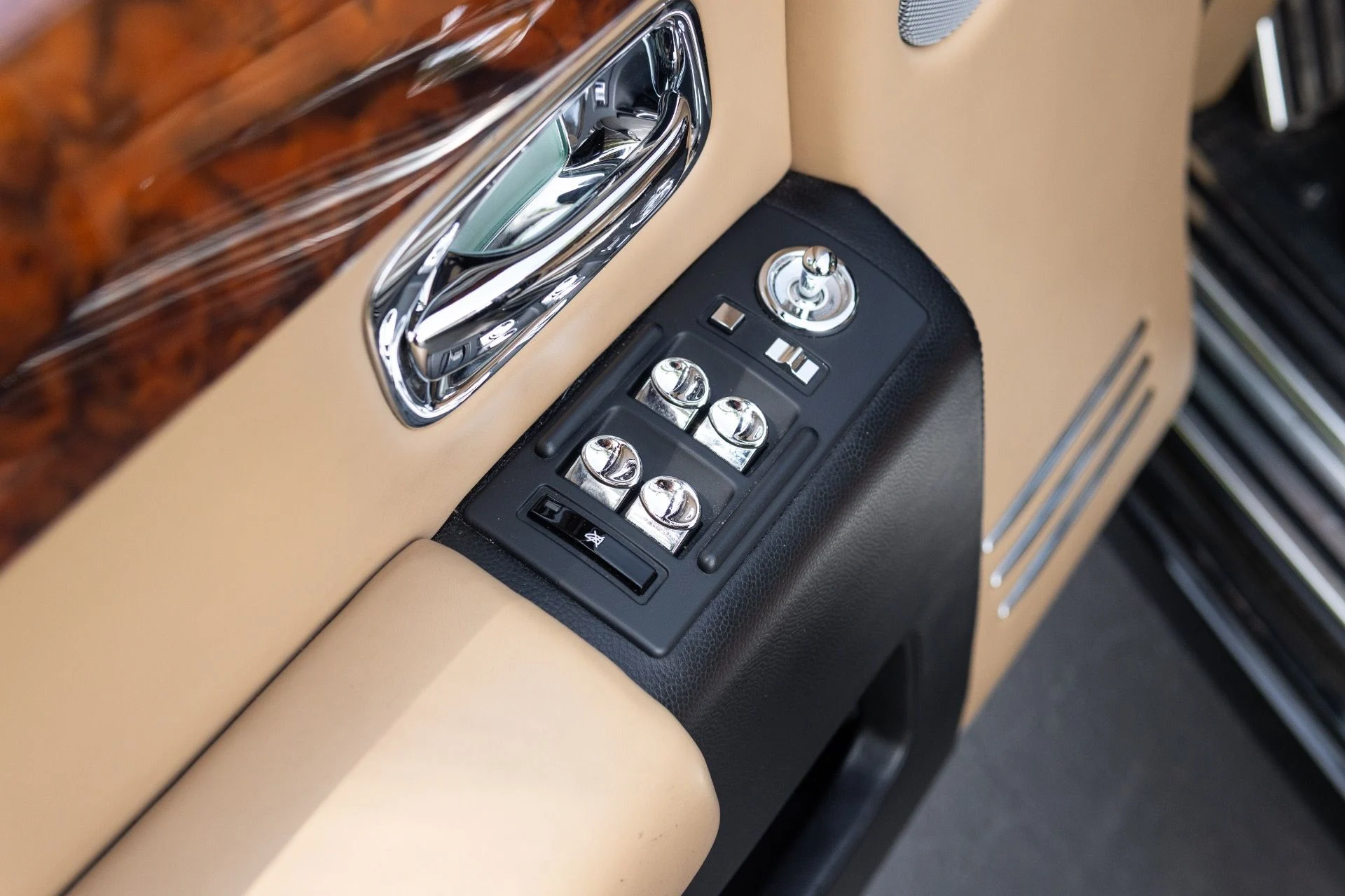 mph032_3643839558_Used_2015_Rolls_Royce_Phantom_1779983365_0154b3859a
