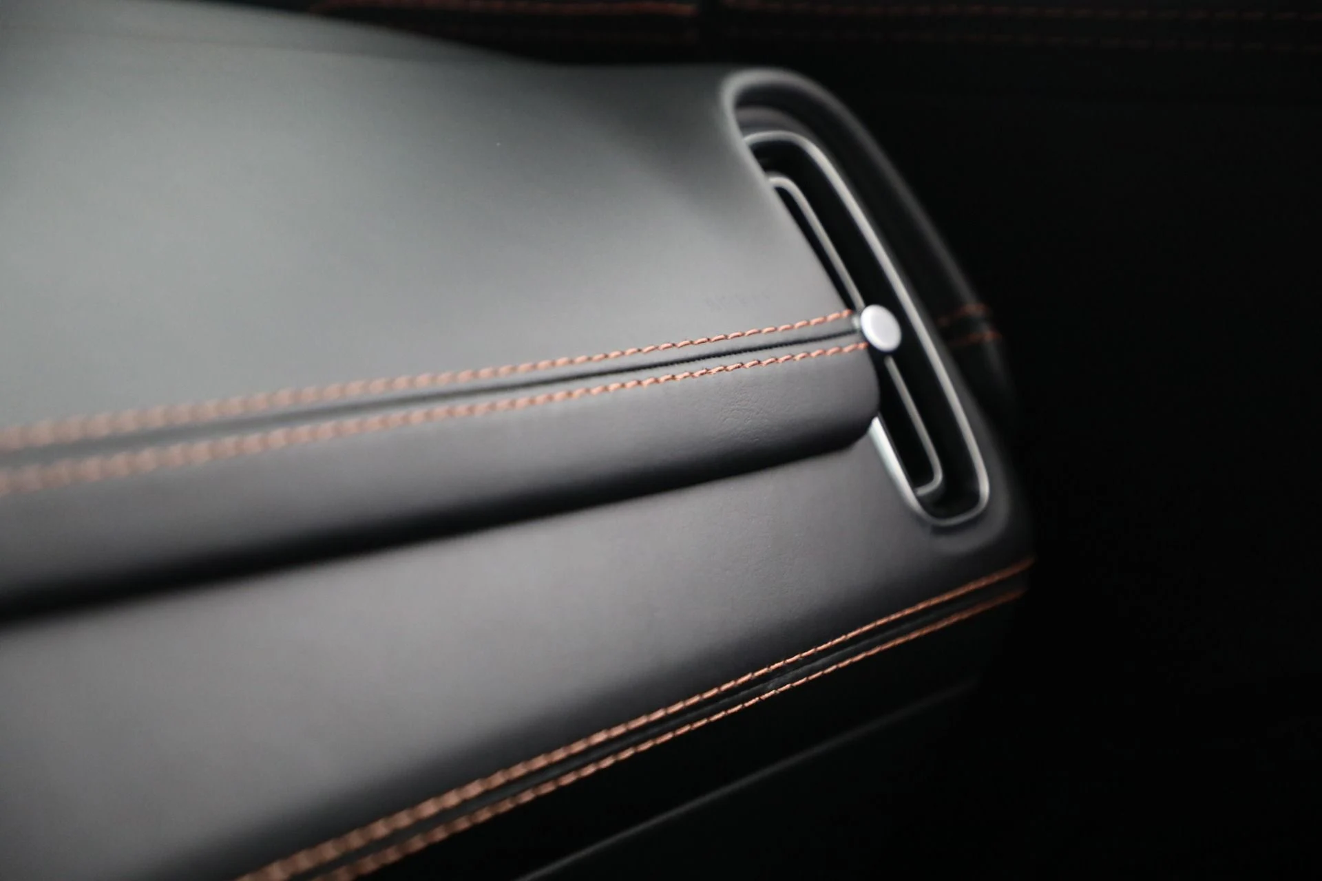 mph032_3668993923_Used_2023_Aston_Martin_DBX_707_1764179397_9df5759b1a