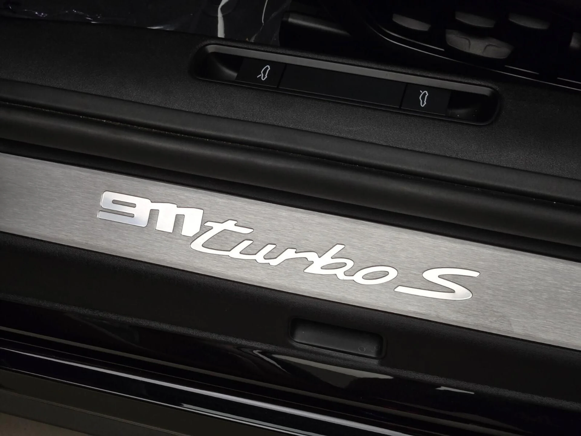 mph032_3711011788_Used_2023_Porsche_911_Turbo_1759820666_31b392eaf5