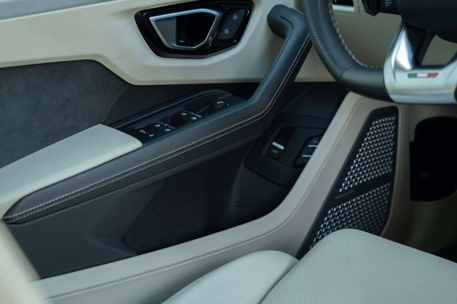 mph032_3730866085_Used_2021_Lamborghini_Urus_1756334741_1e15e40896